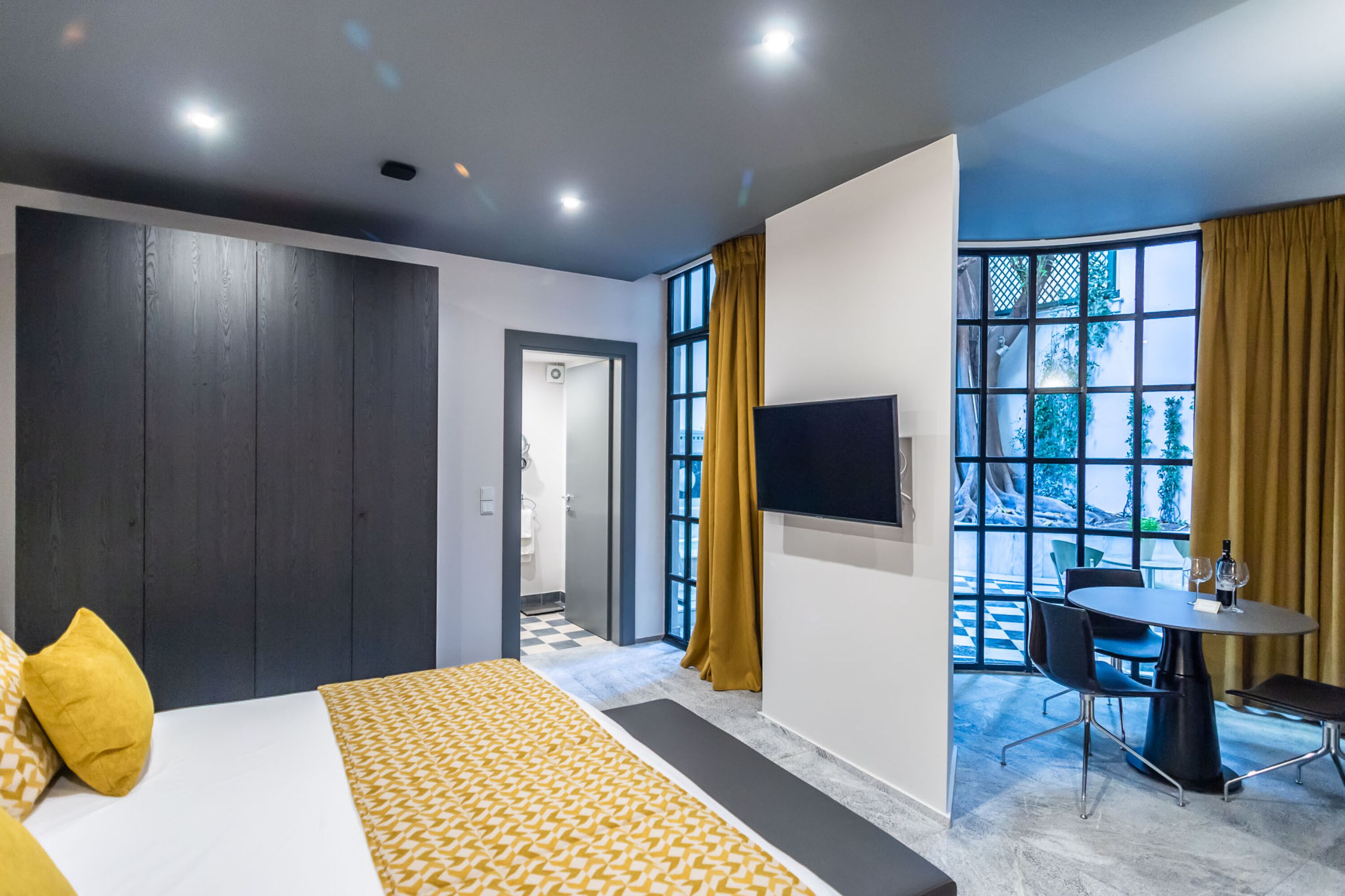 33 Solonos Suites