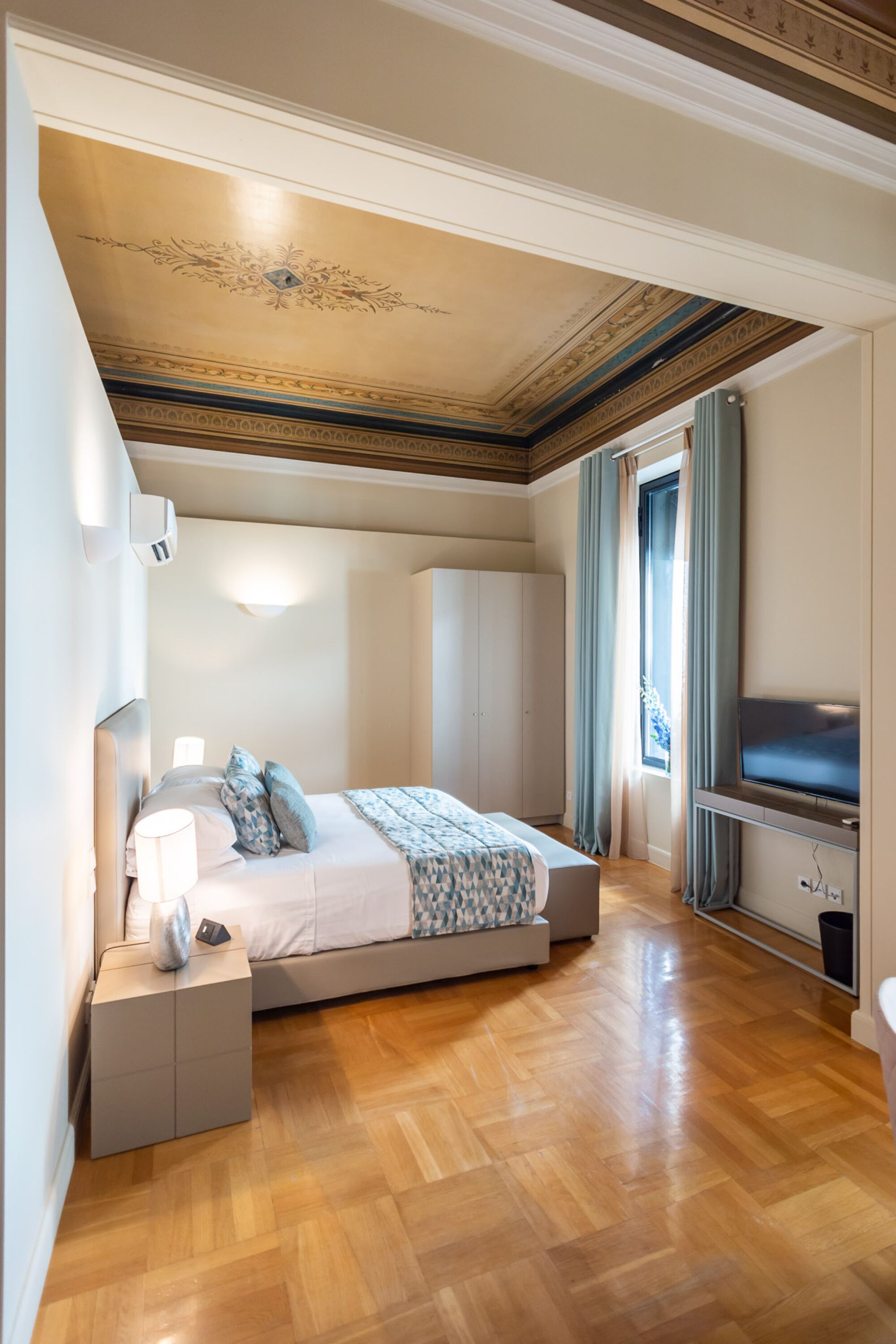 33 Solonos Suites