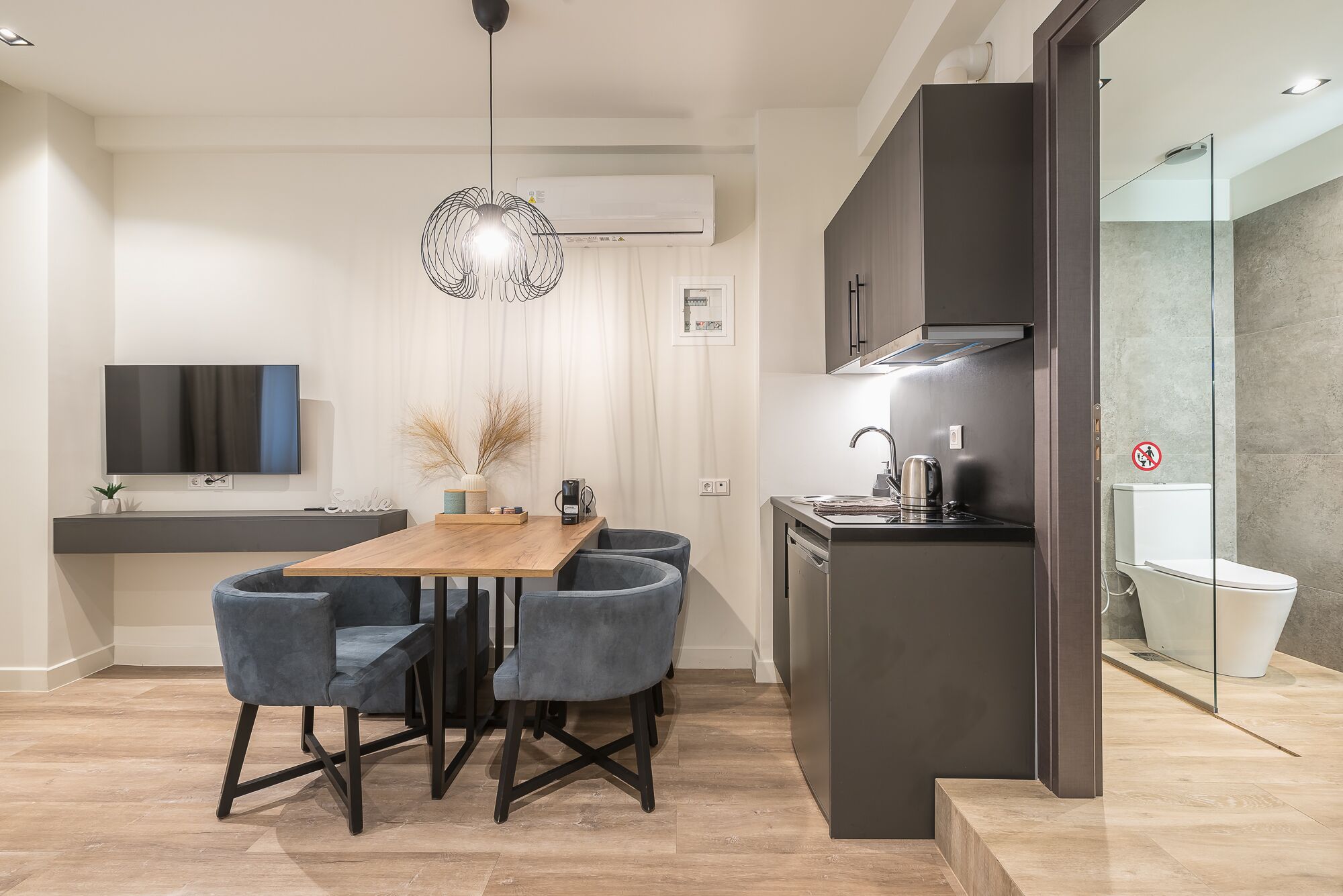 Aeiphoria Suites & Rooms