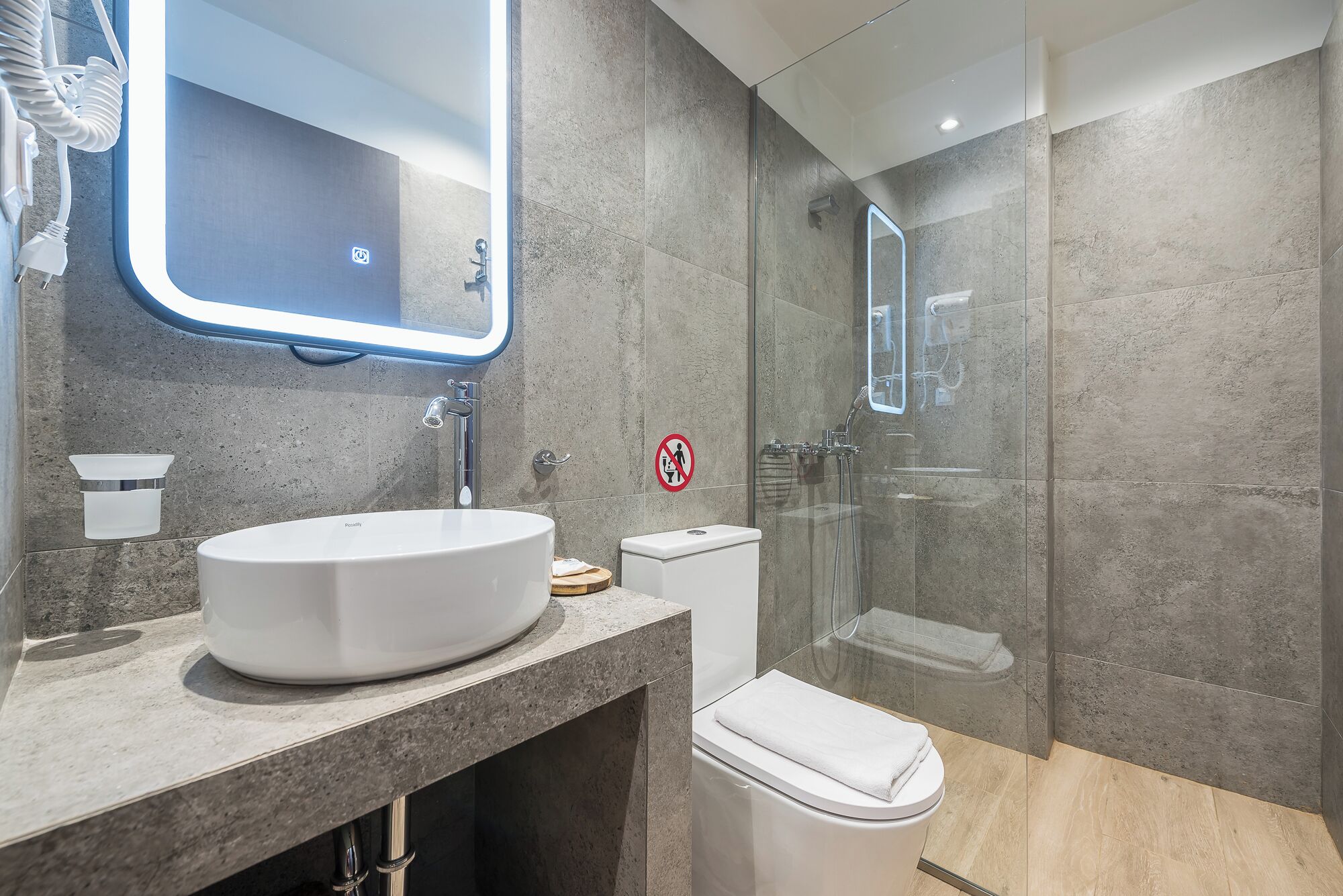 Aeiphoria Suites & Rooms