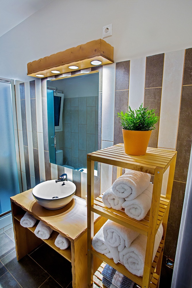Emerald Suites & Studios
