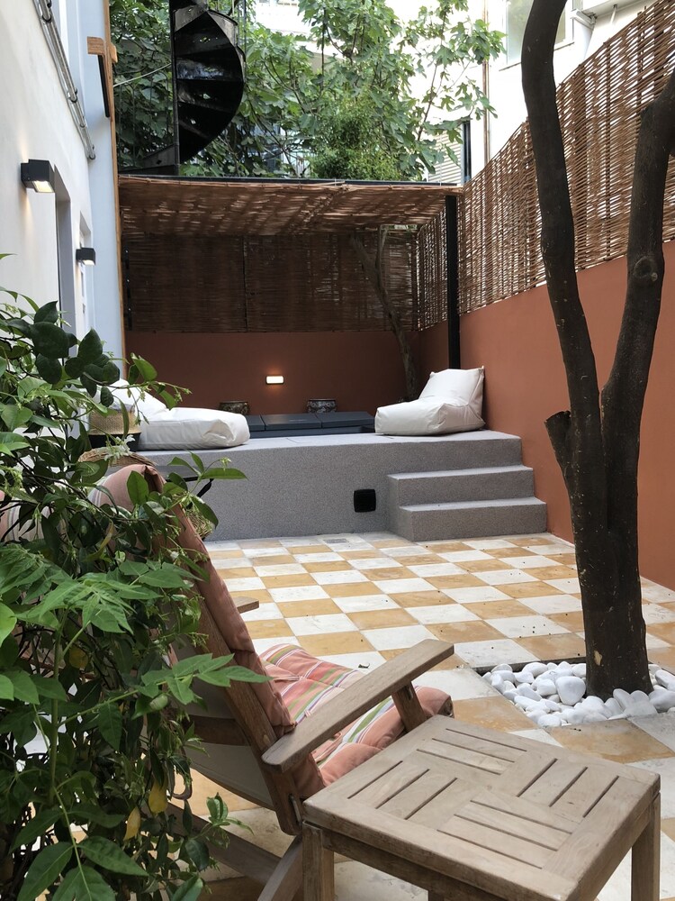SV Acropolis Residence