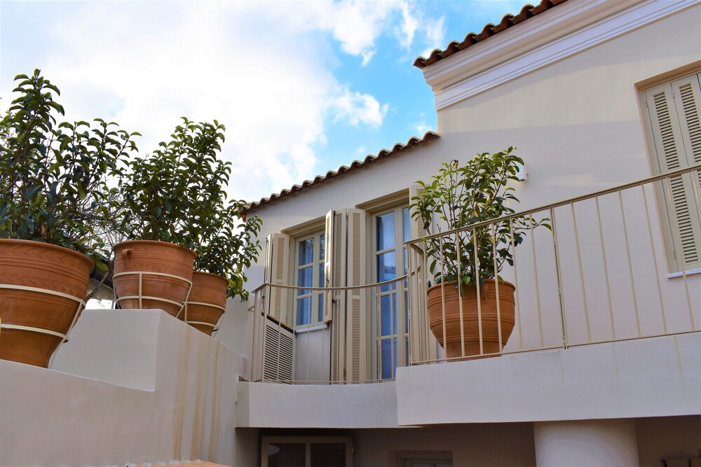 Themelio Boutique Suite
