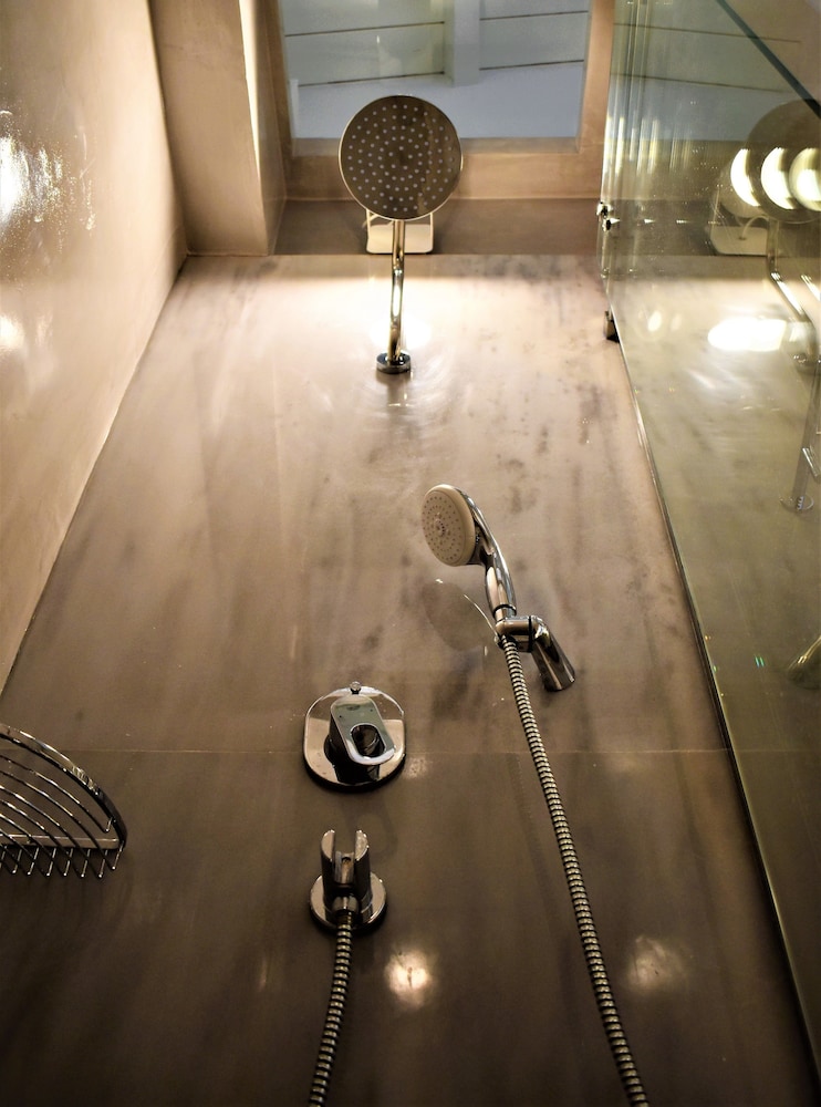Themelio Boutique Suite