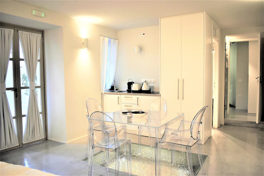 Themelio Boutique Suite