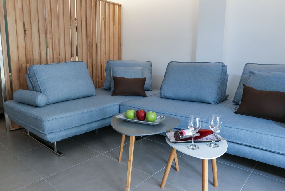 V36 Suites