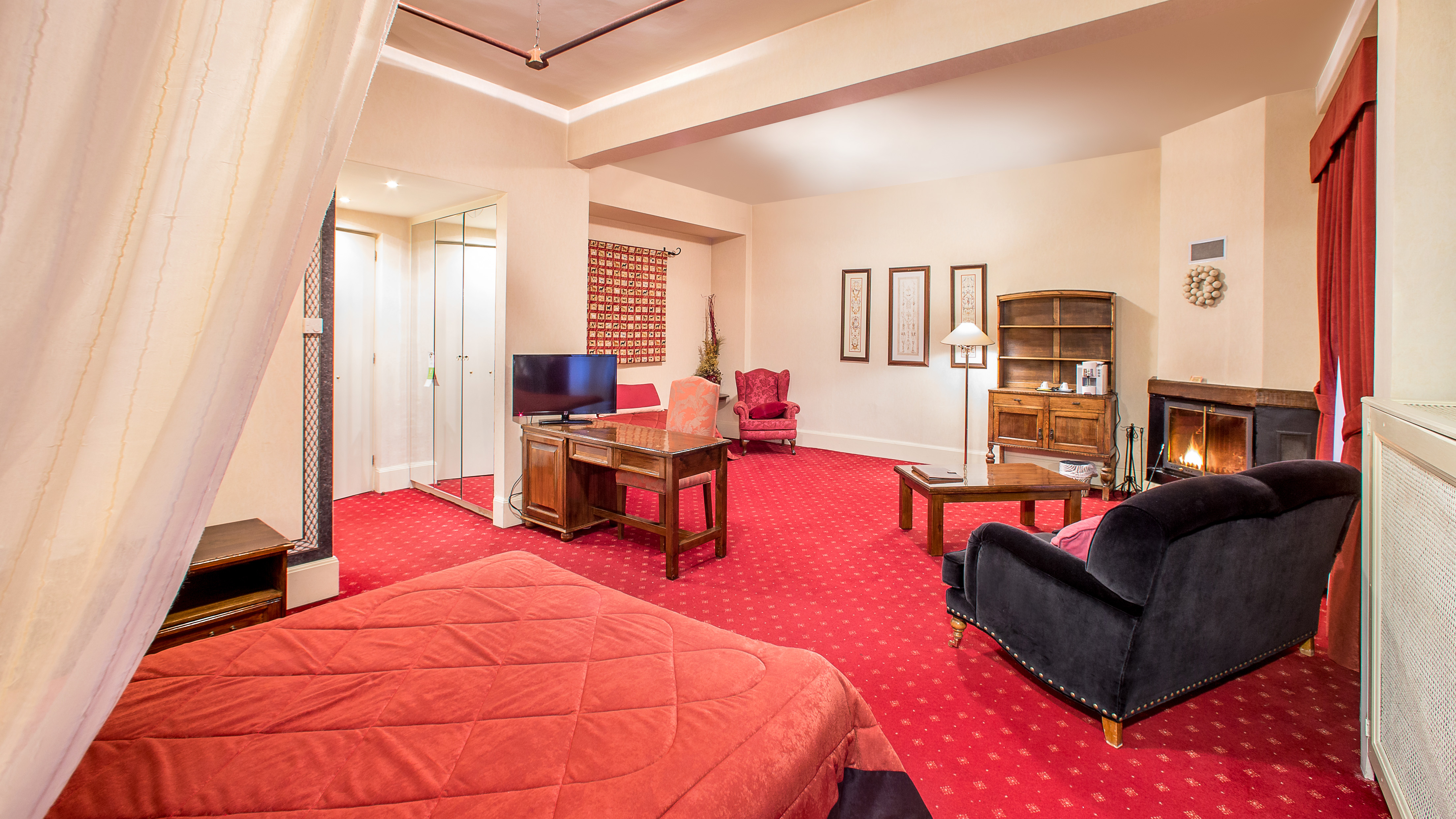 Country Club Hotel & Suites