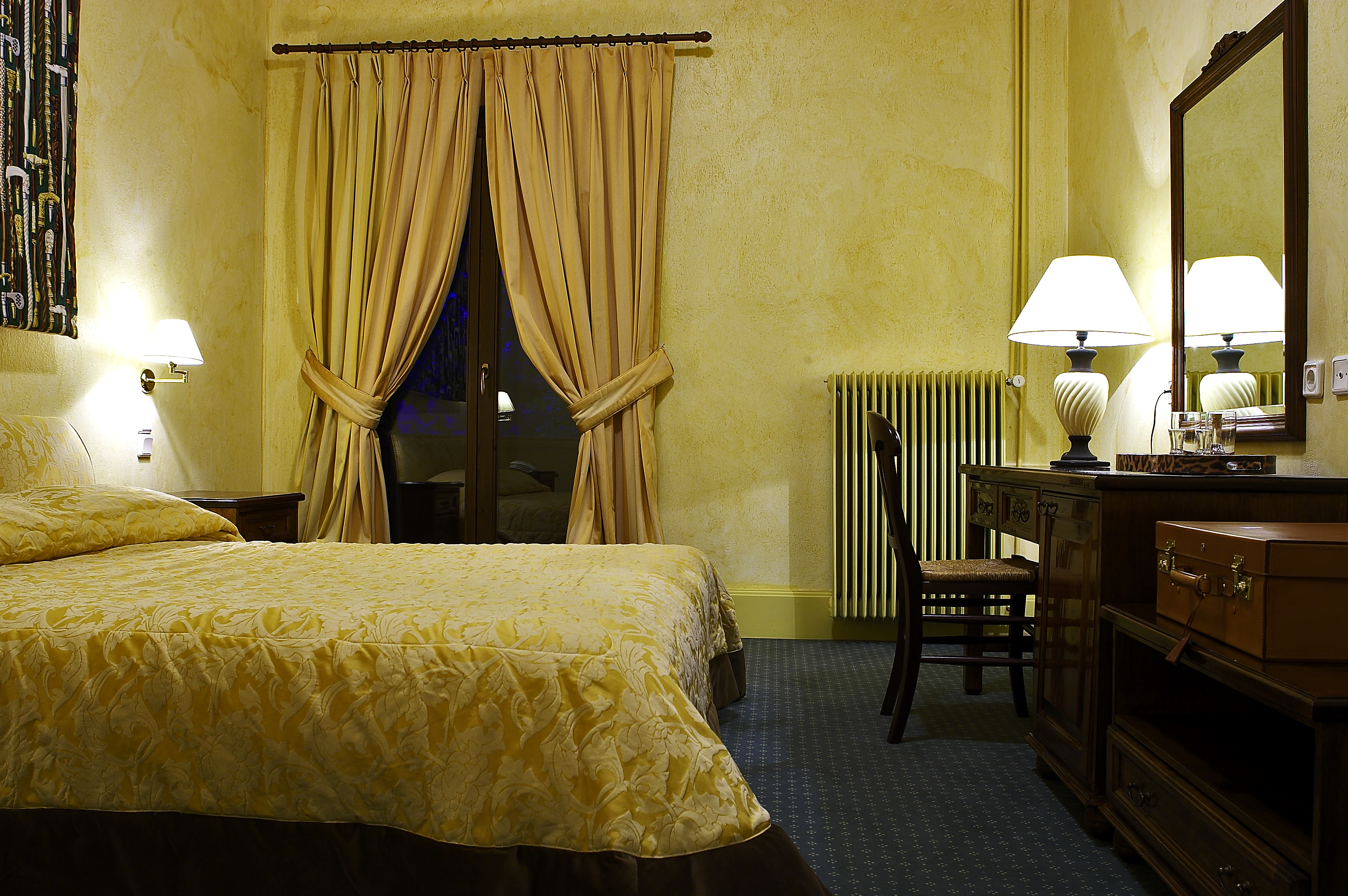 Country Club Hotel & Suites