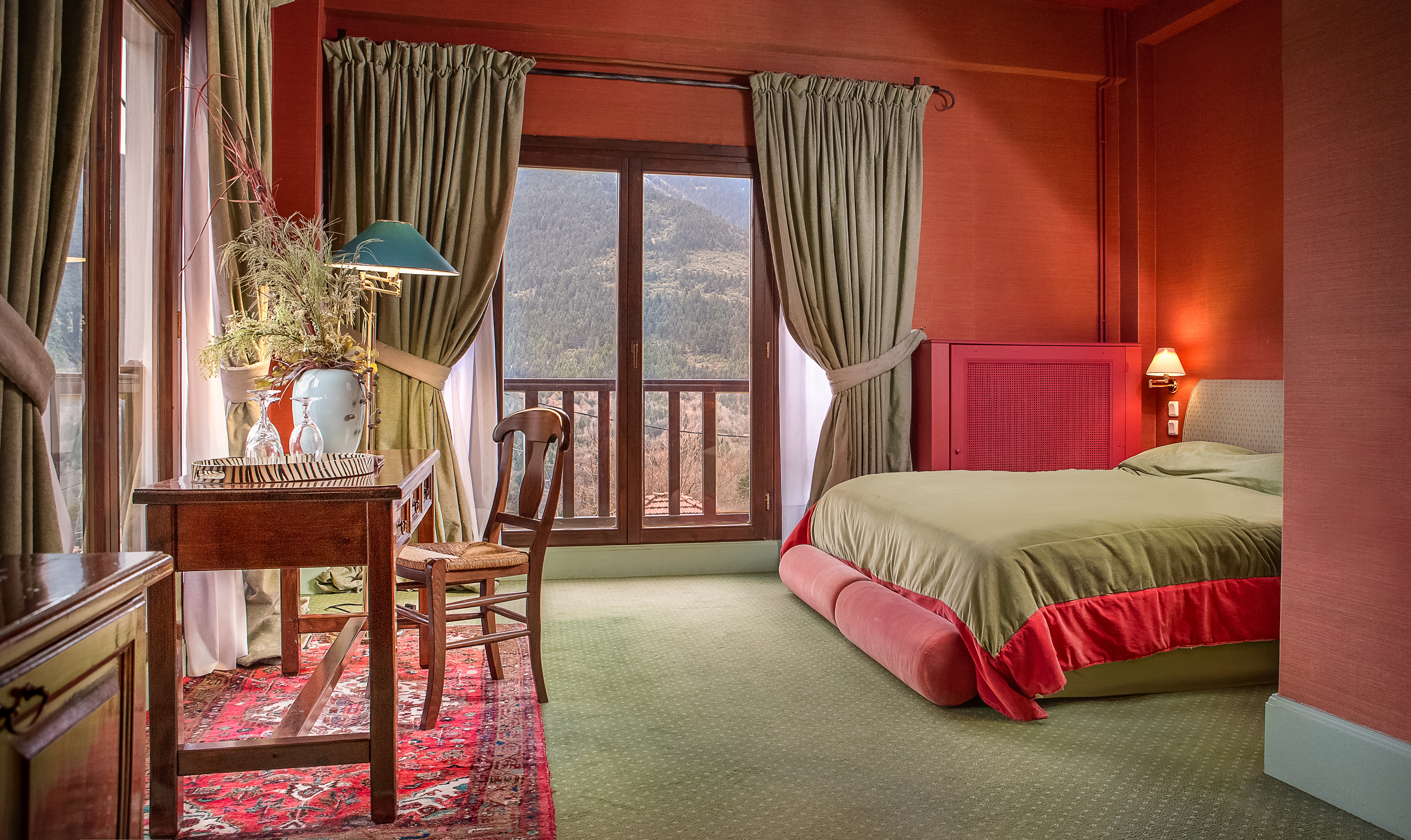 Country Club Hotel & Suites