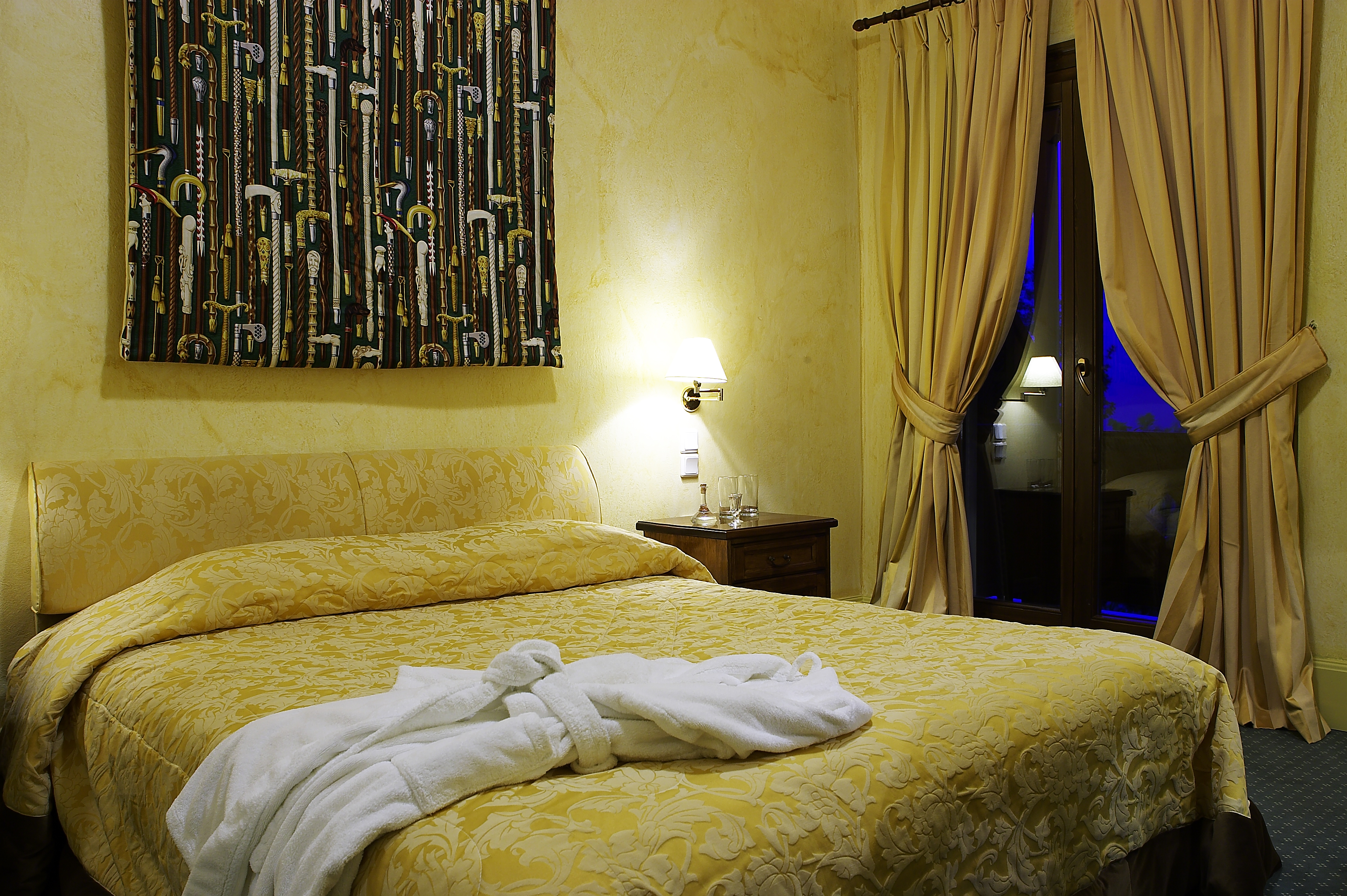 Country Club Hotel & Suites