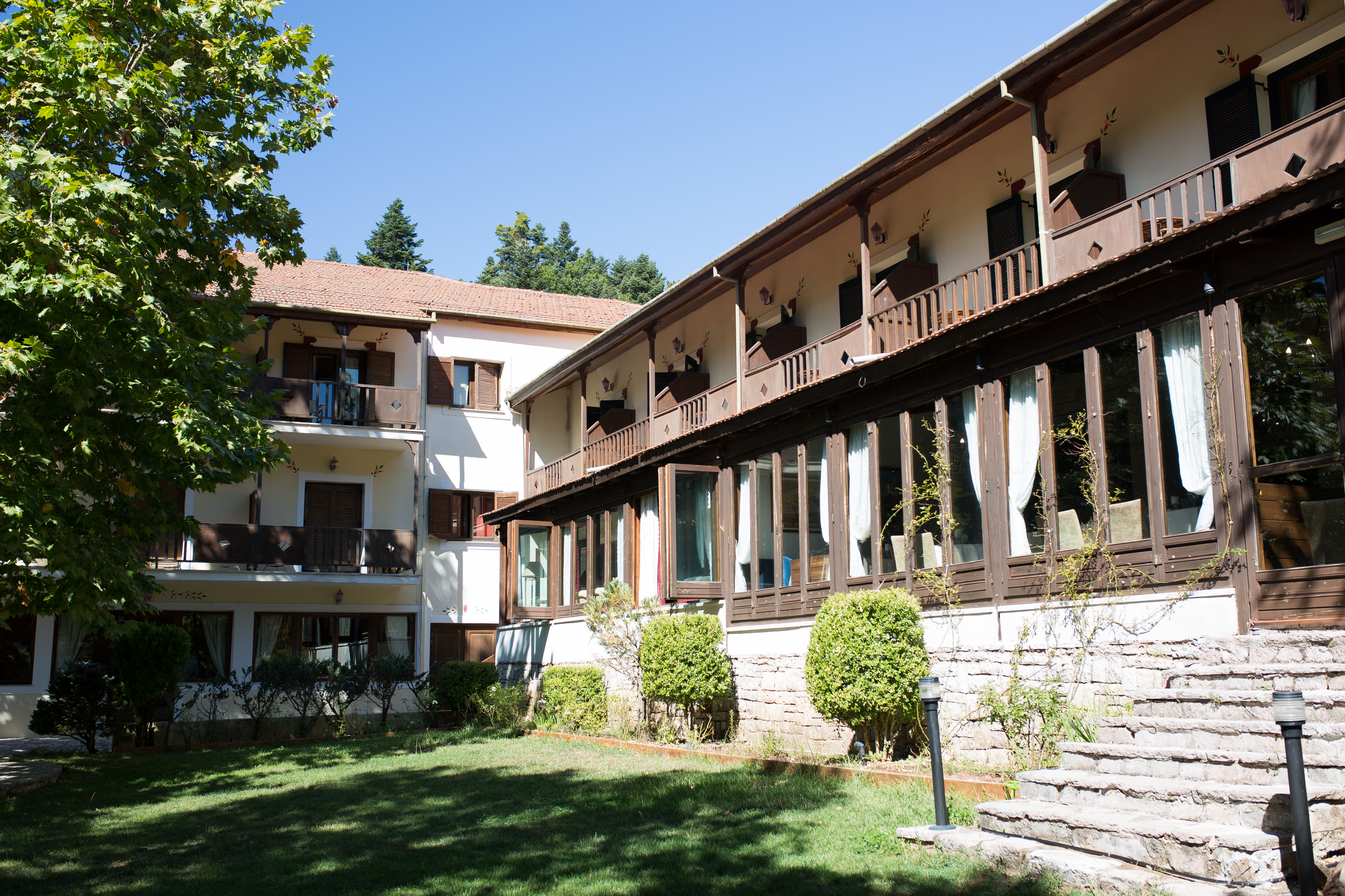Country Club Hotel & Suites