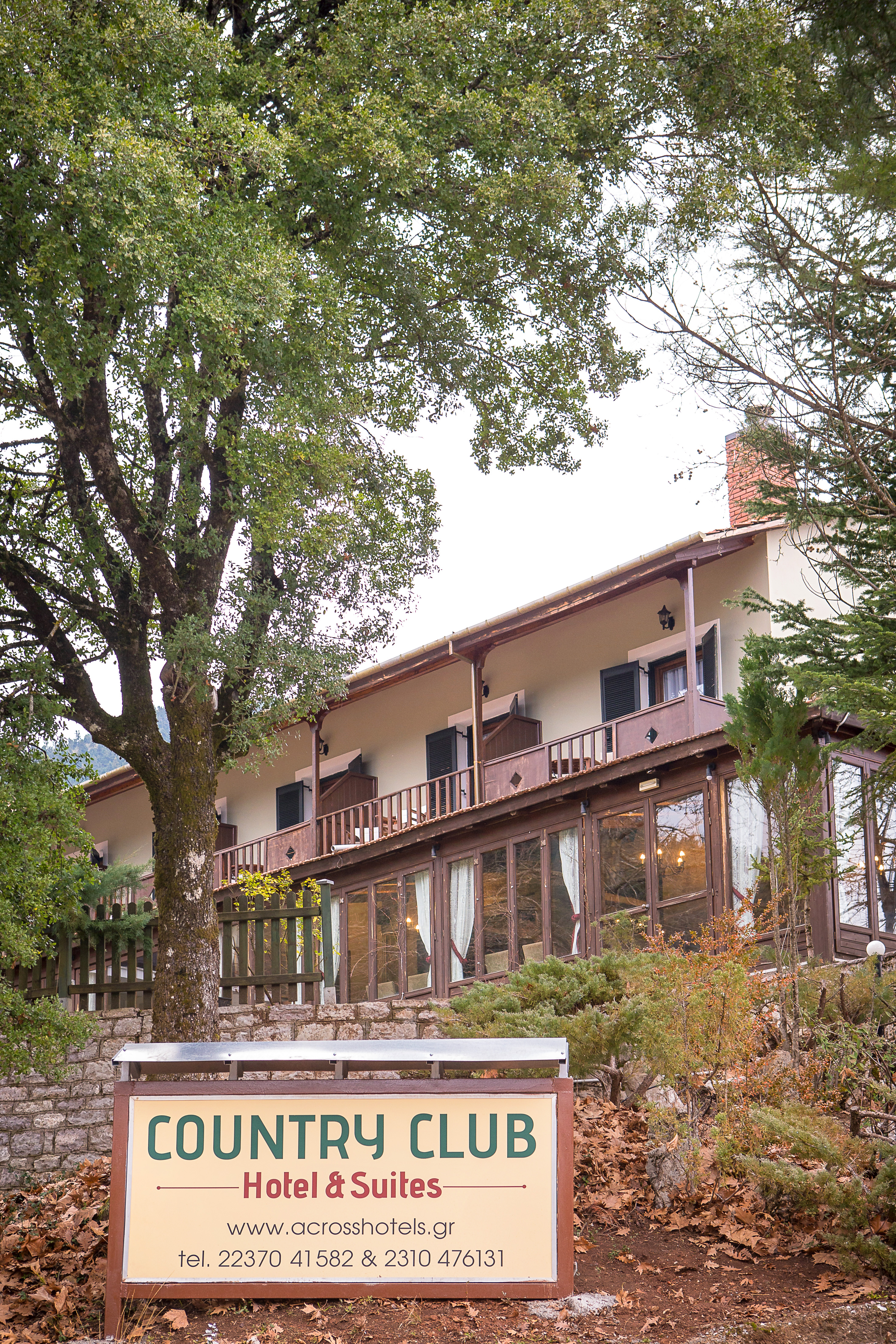 Country Club Hotel & Suites