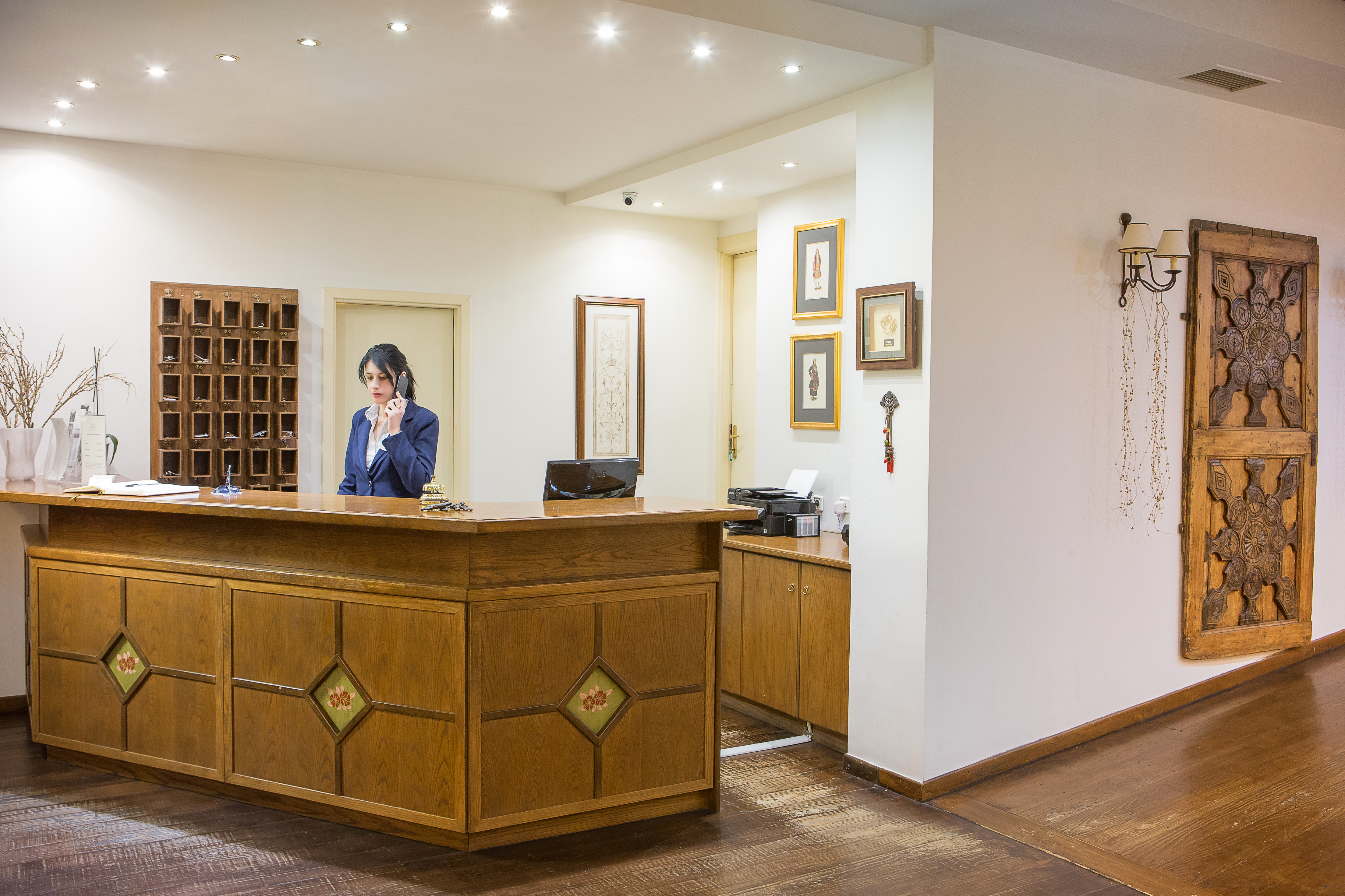 Country Club Hotel & Suites