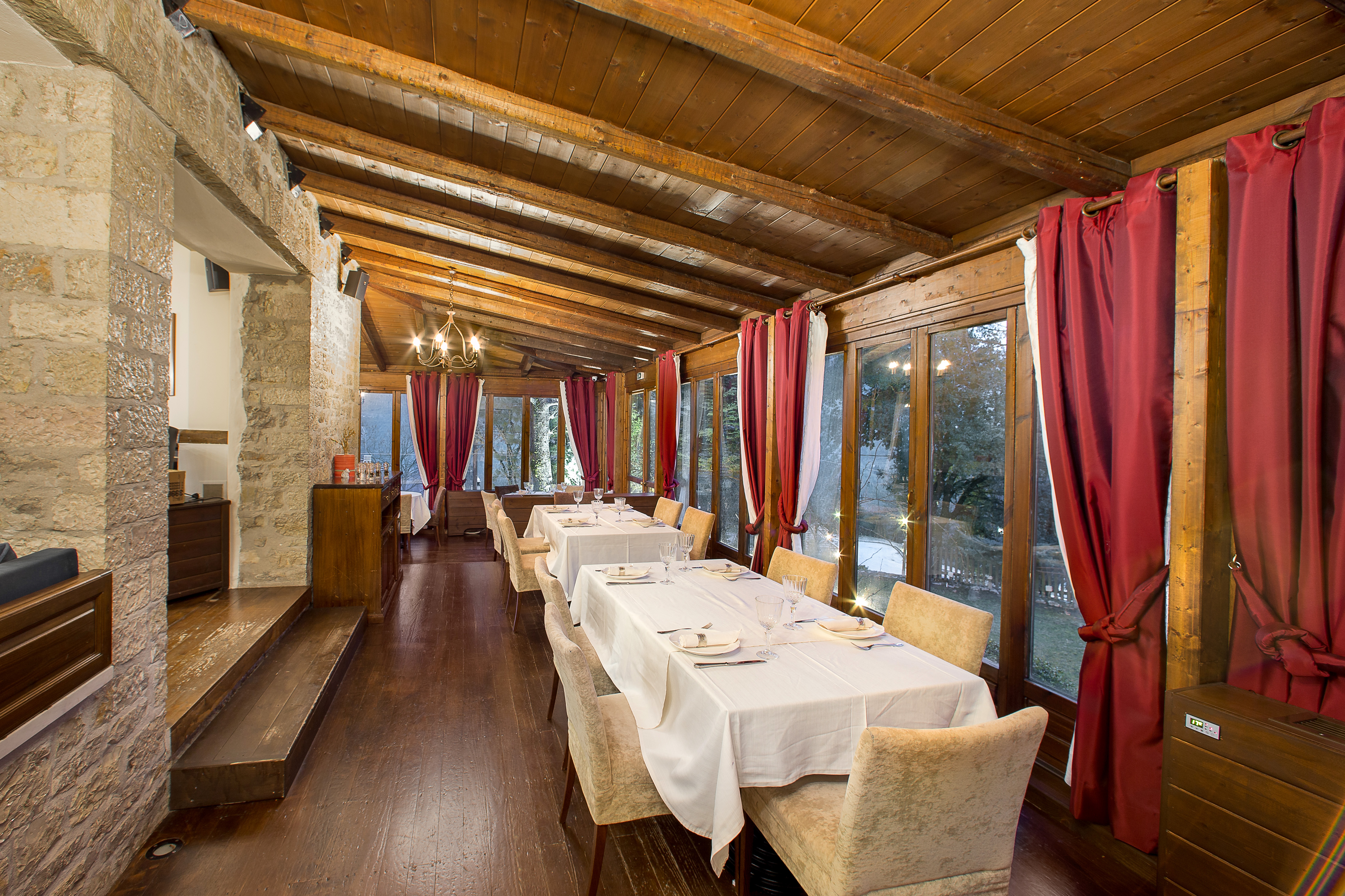 Country Club Hotel & Suites