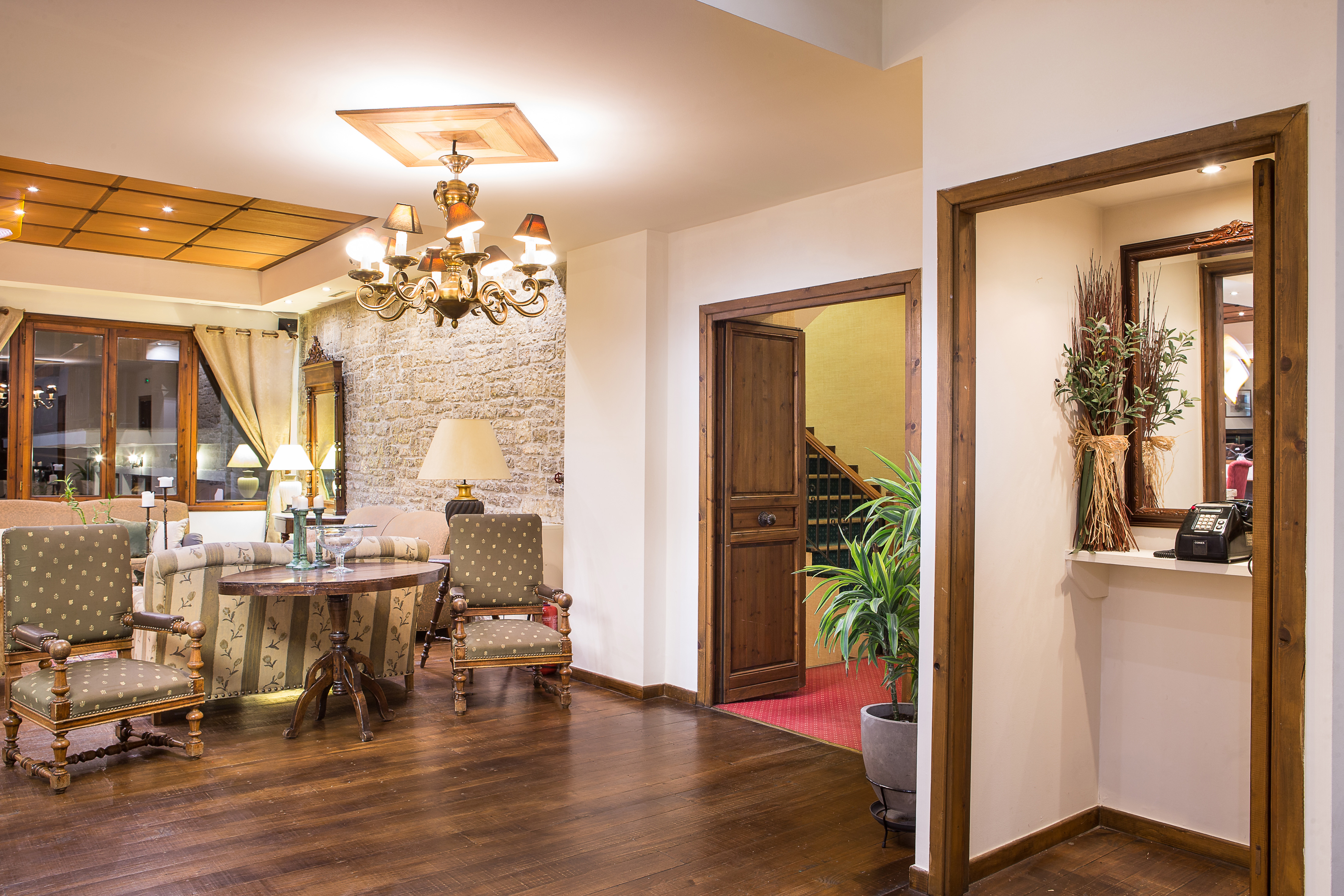 Country Club Hotel & Suites