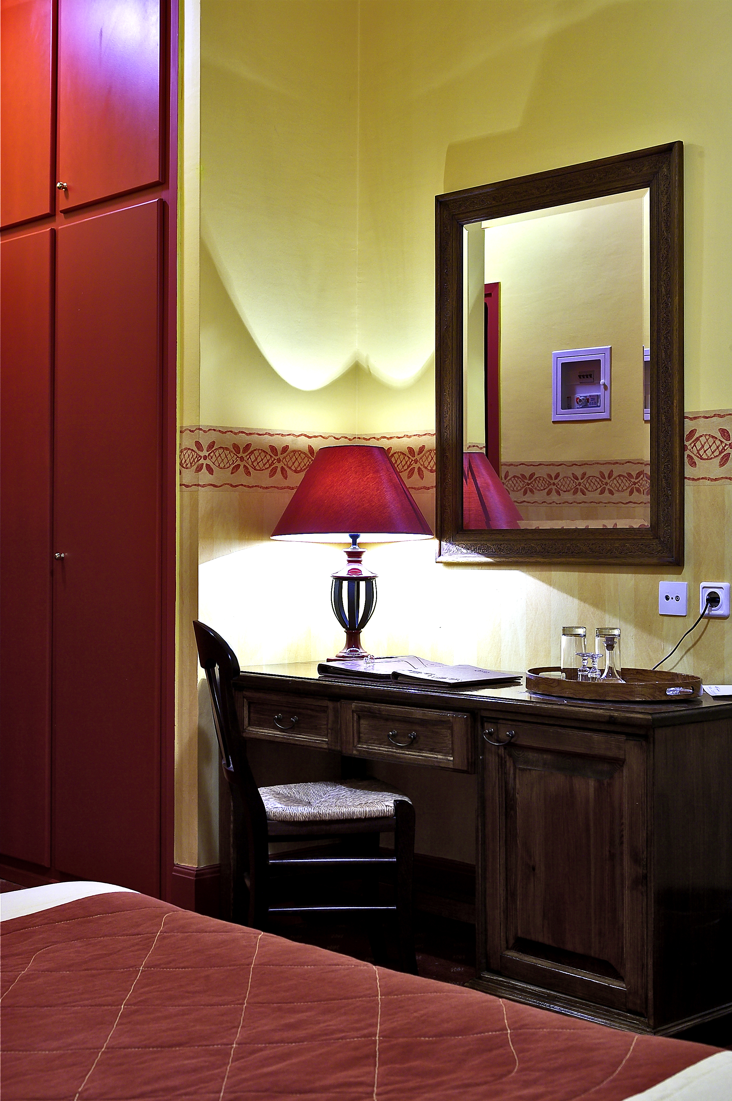 Country Club Hotel & Suites