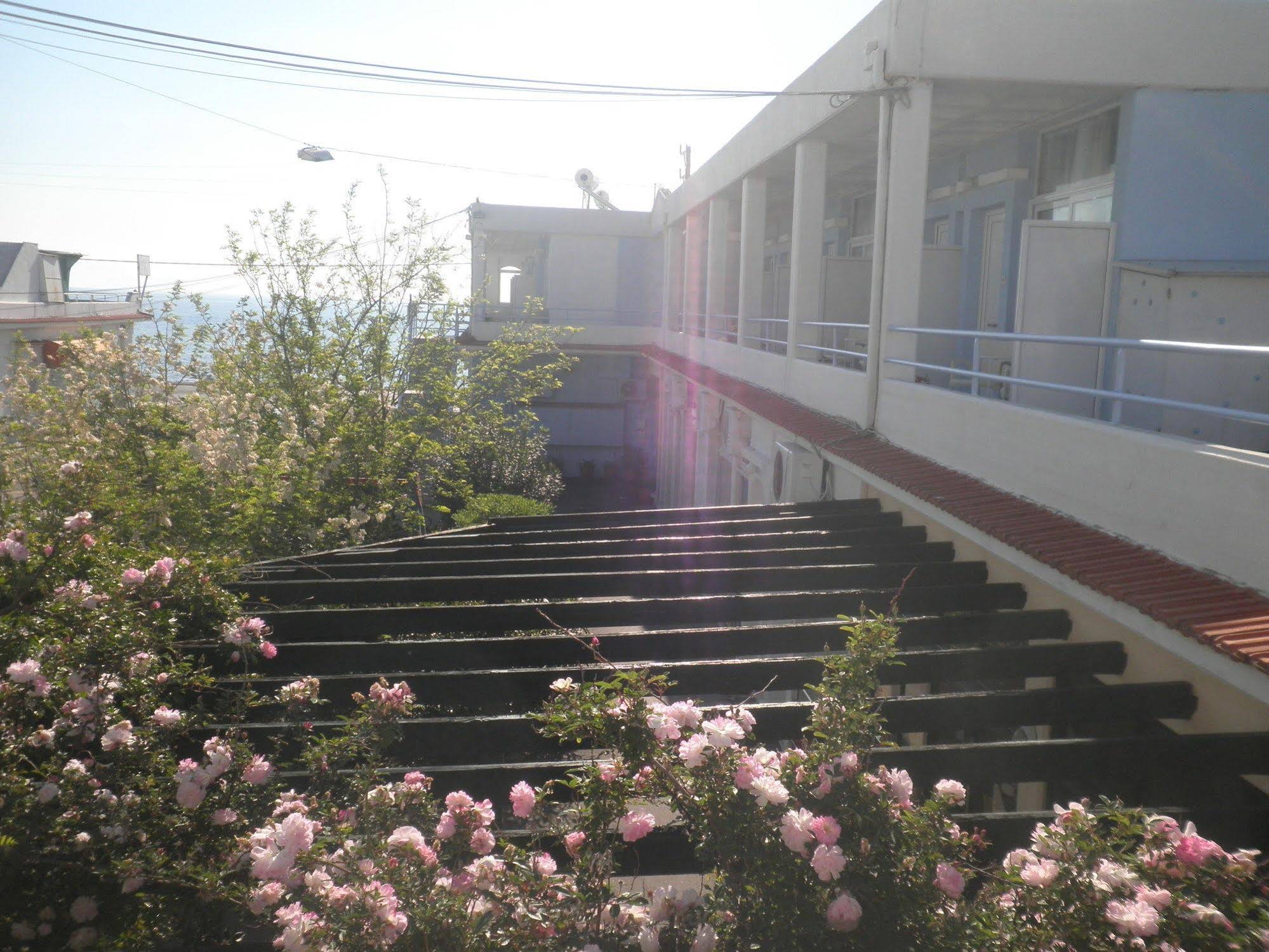 Seafront Studios & Apartments