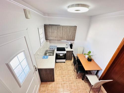 Nikos Apartments