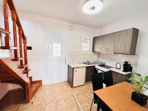 Nikos Apartments
