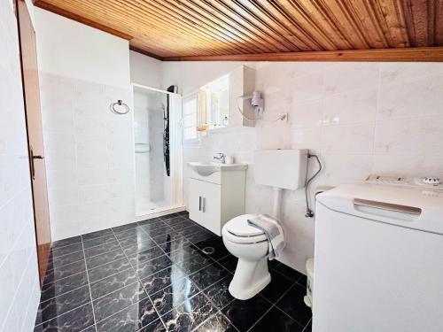 Nikos Apartments