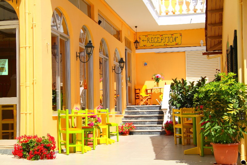 Bella Vista Hotel & Studios