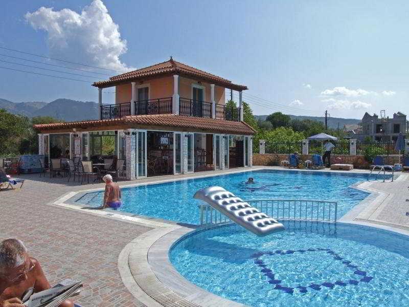 Makis Studios & Apartments