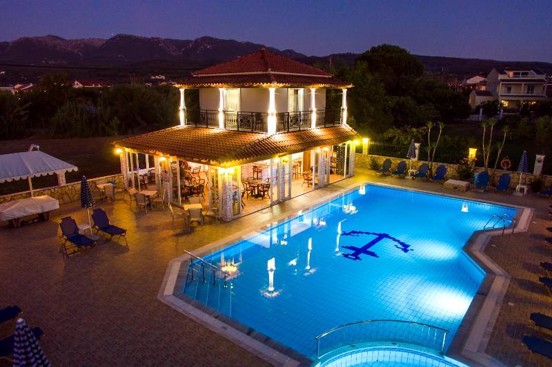 Makis Studios & Apartments