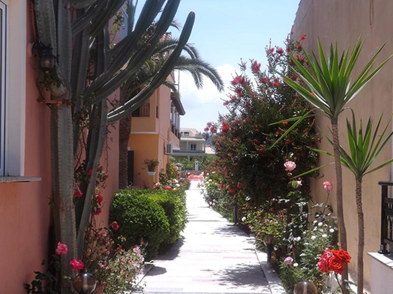 Makis Studios & Apartments