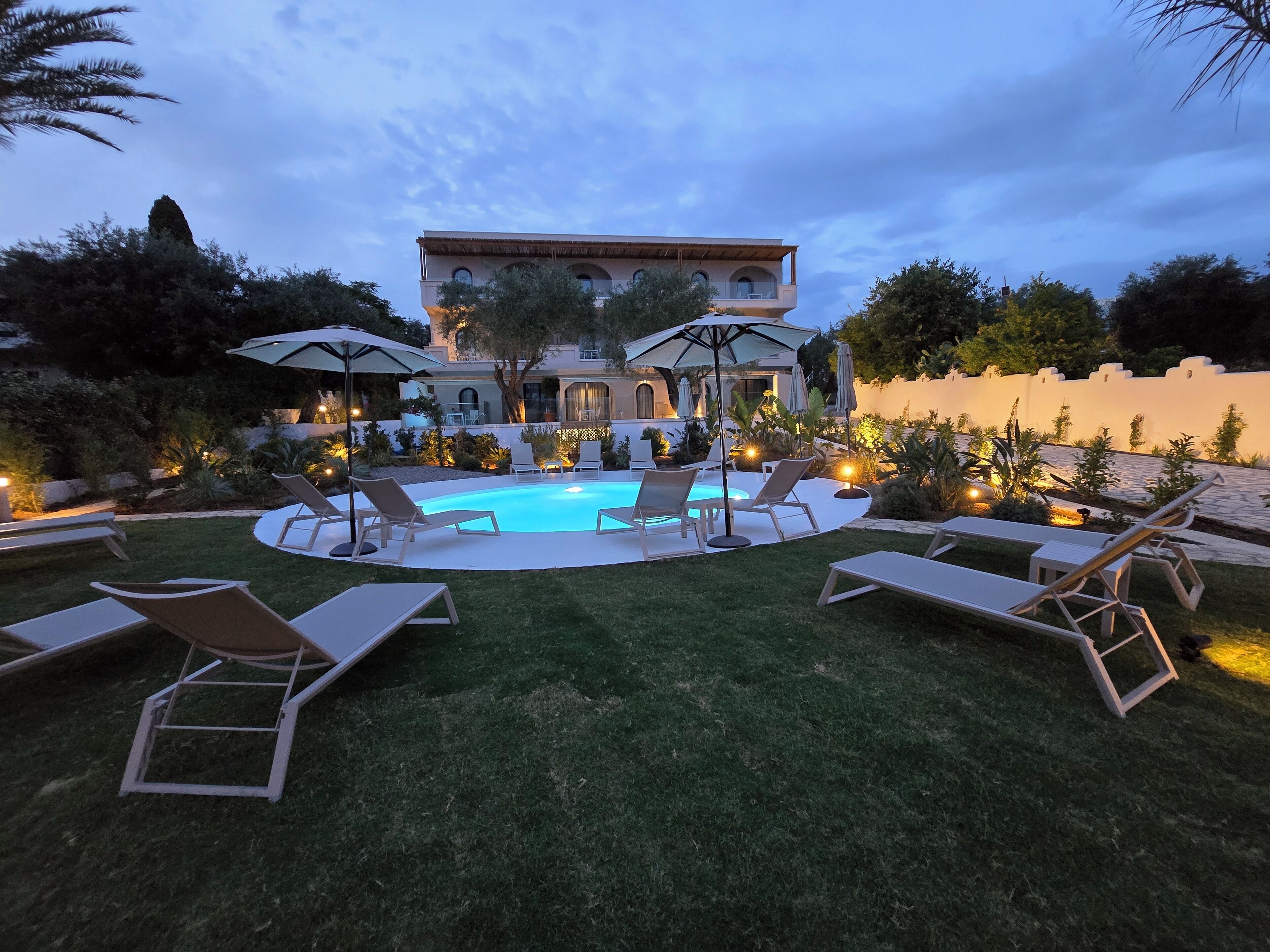 Loadstar Rooms & Suites