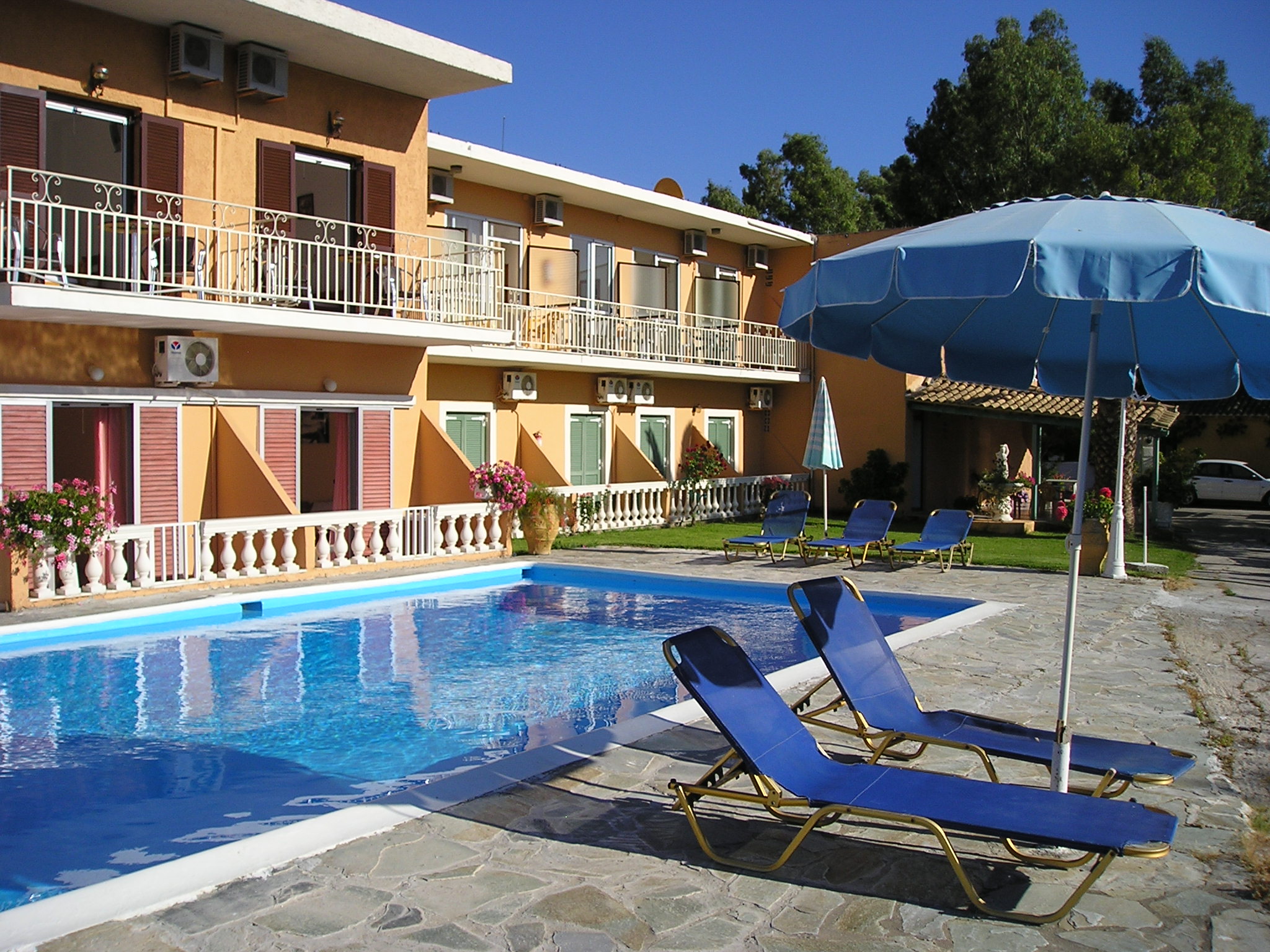 River Studios & Apartments