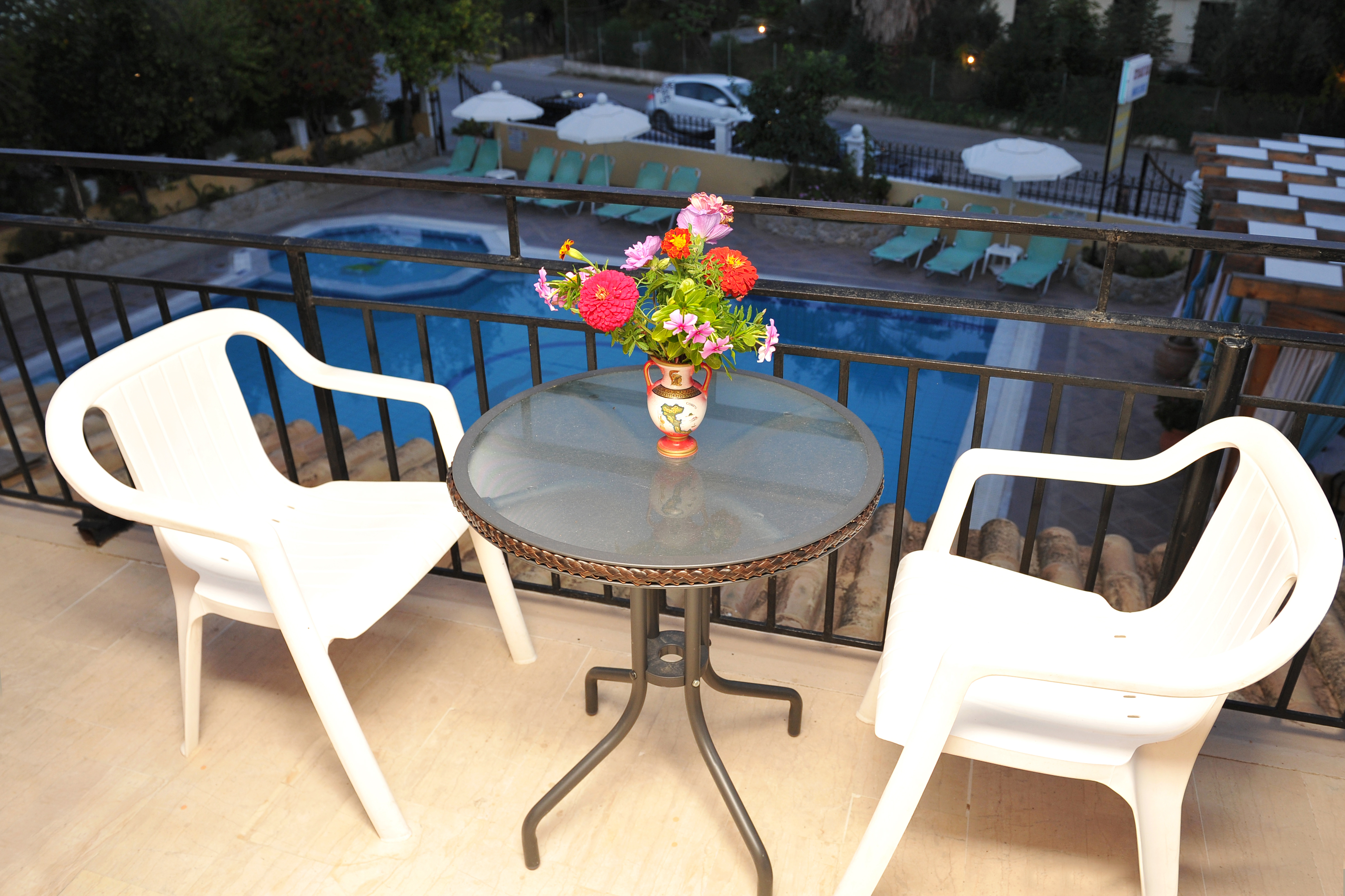 Makis Louvlis Apartments & Studios
