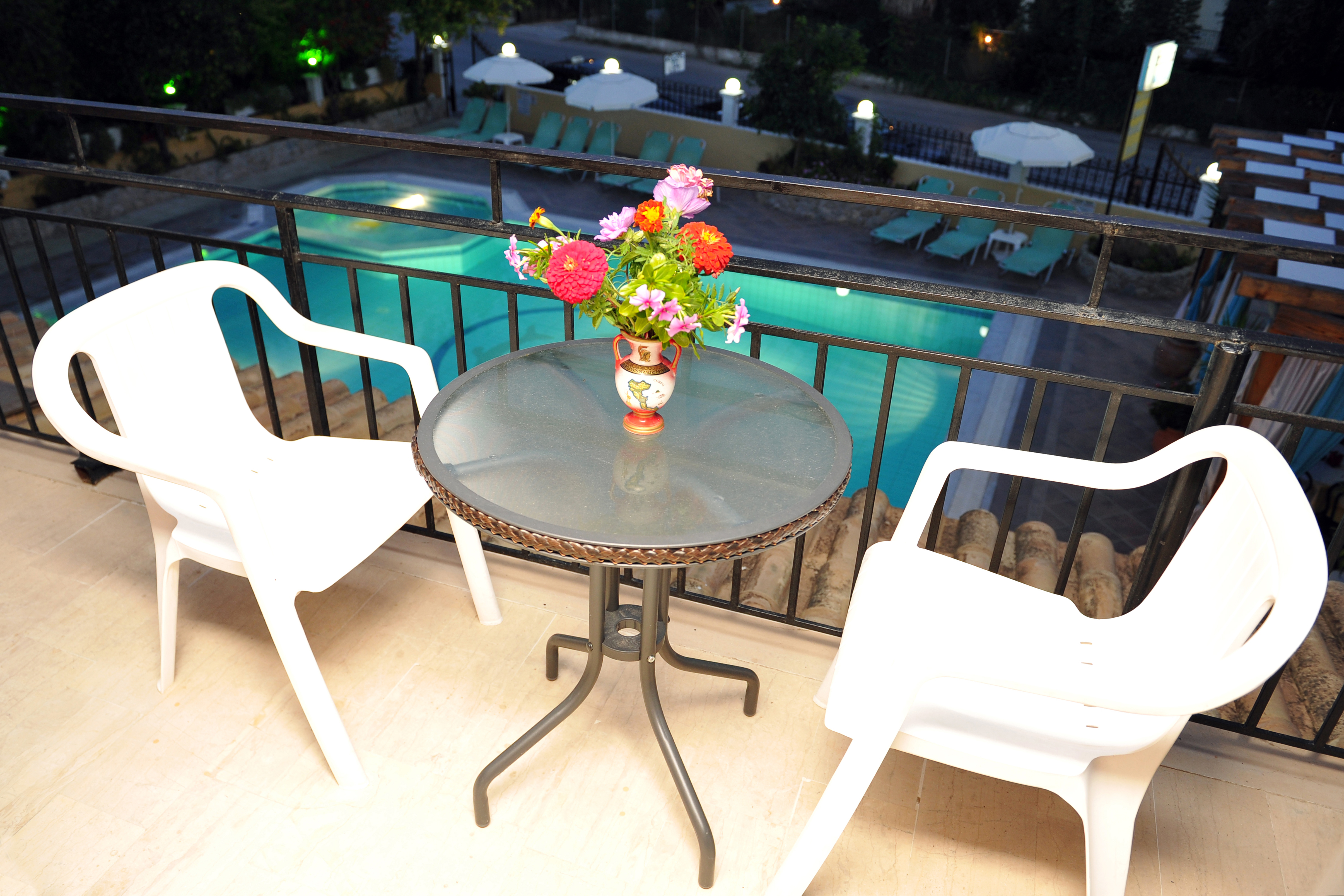Makis Louvlis Apartments & Studios