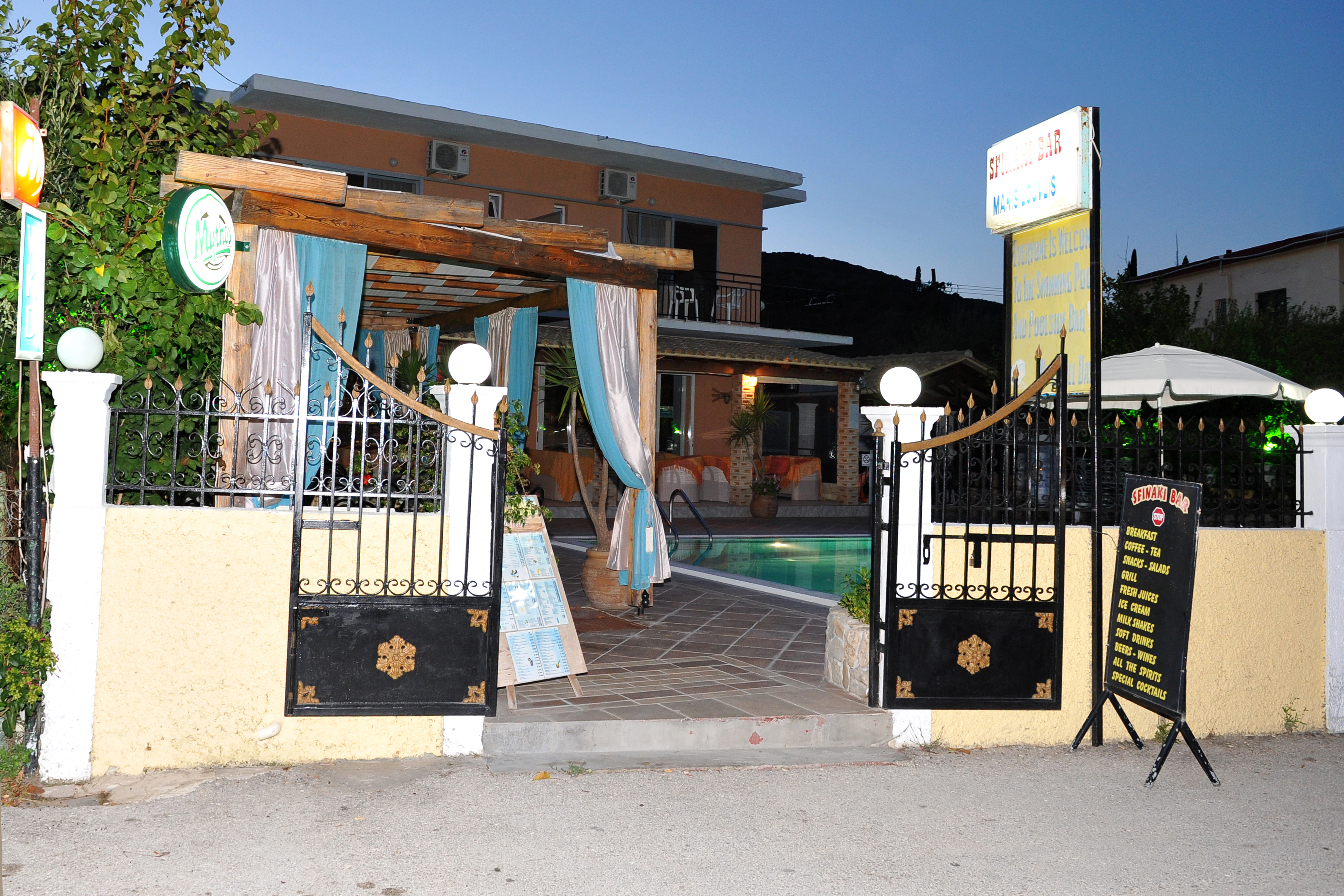 Makis Louvlis Apartments & Studios