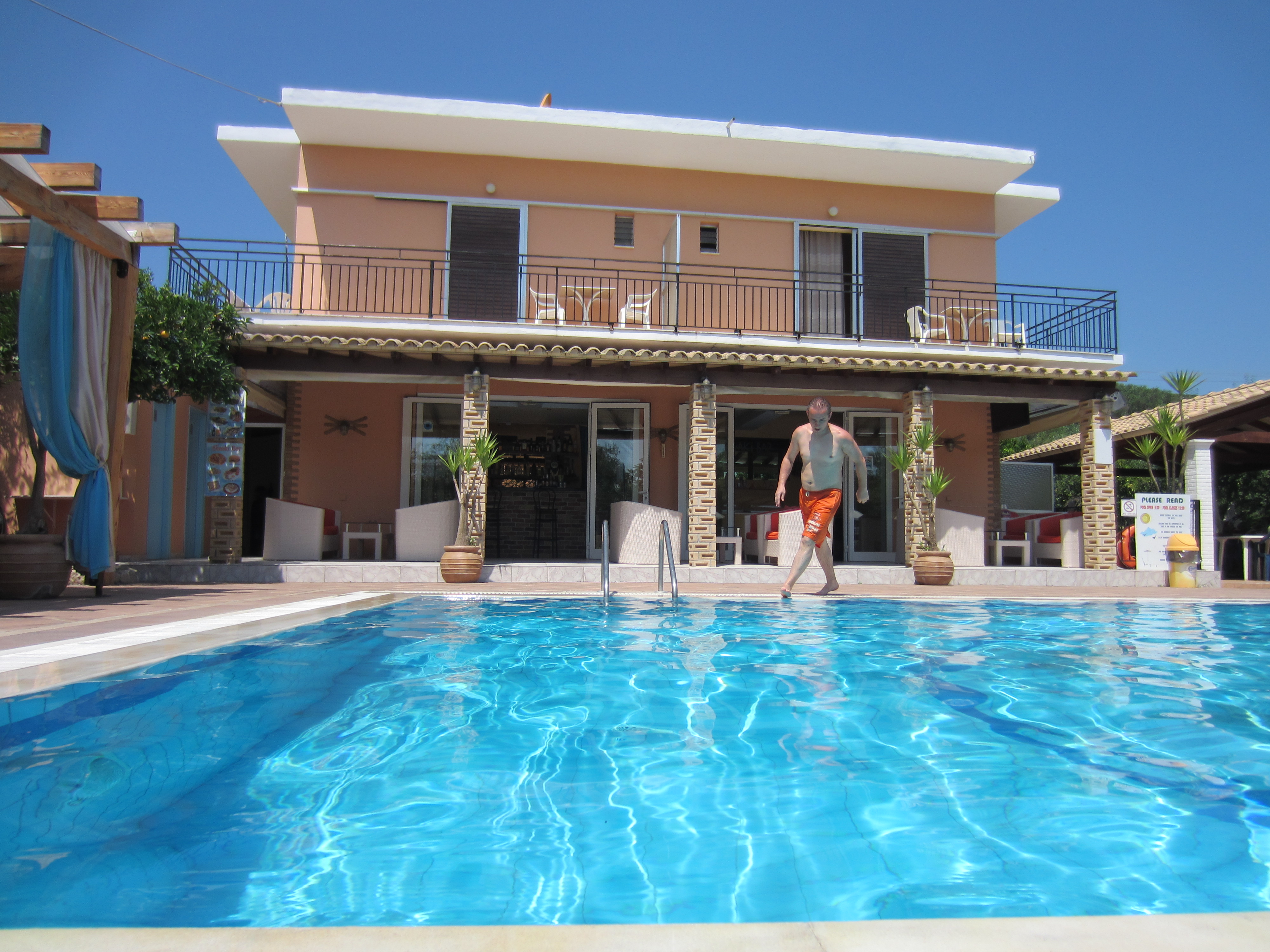 Makis Louvlis Apartments & Studios