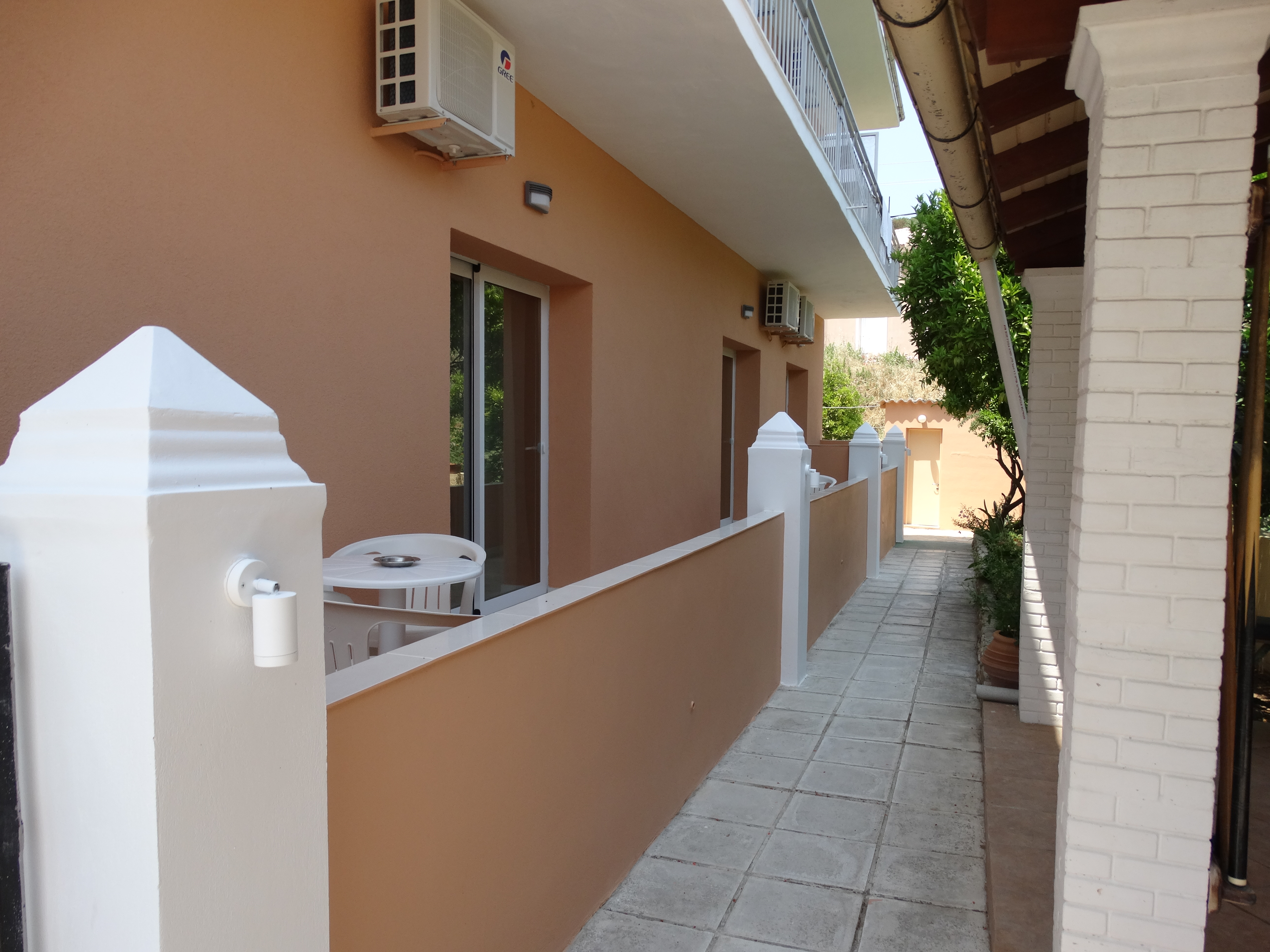 Makis Louvlis Apartments & Studios