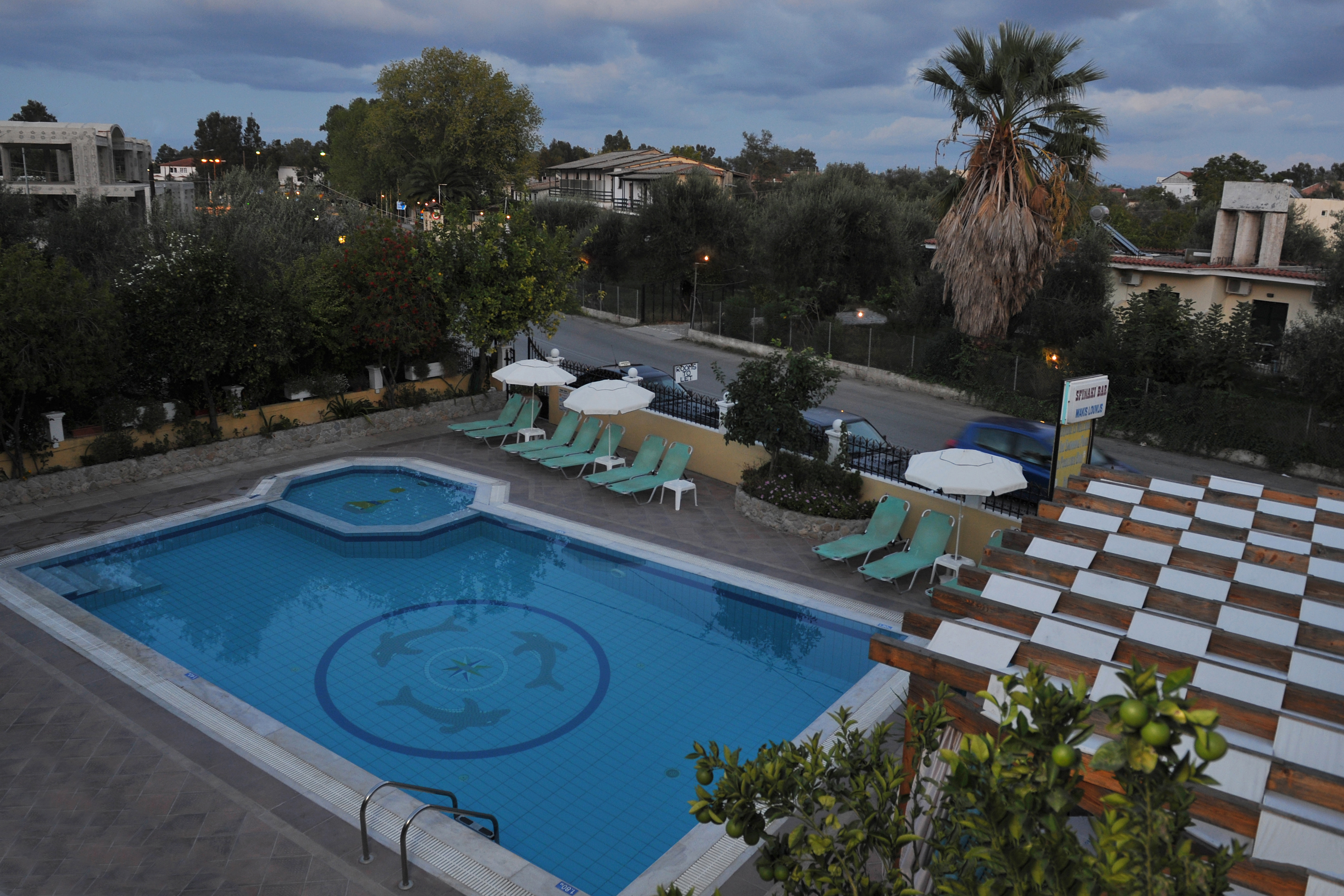 Makis Louvlis Apartments & Studios