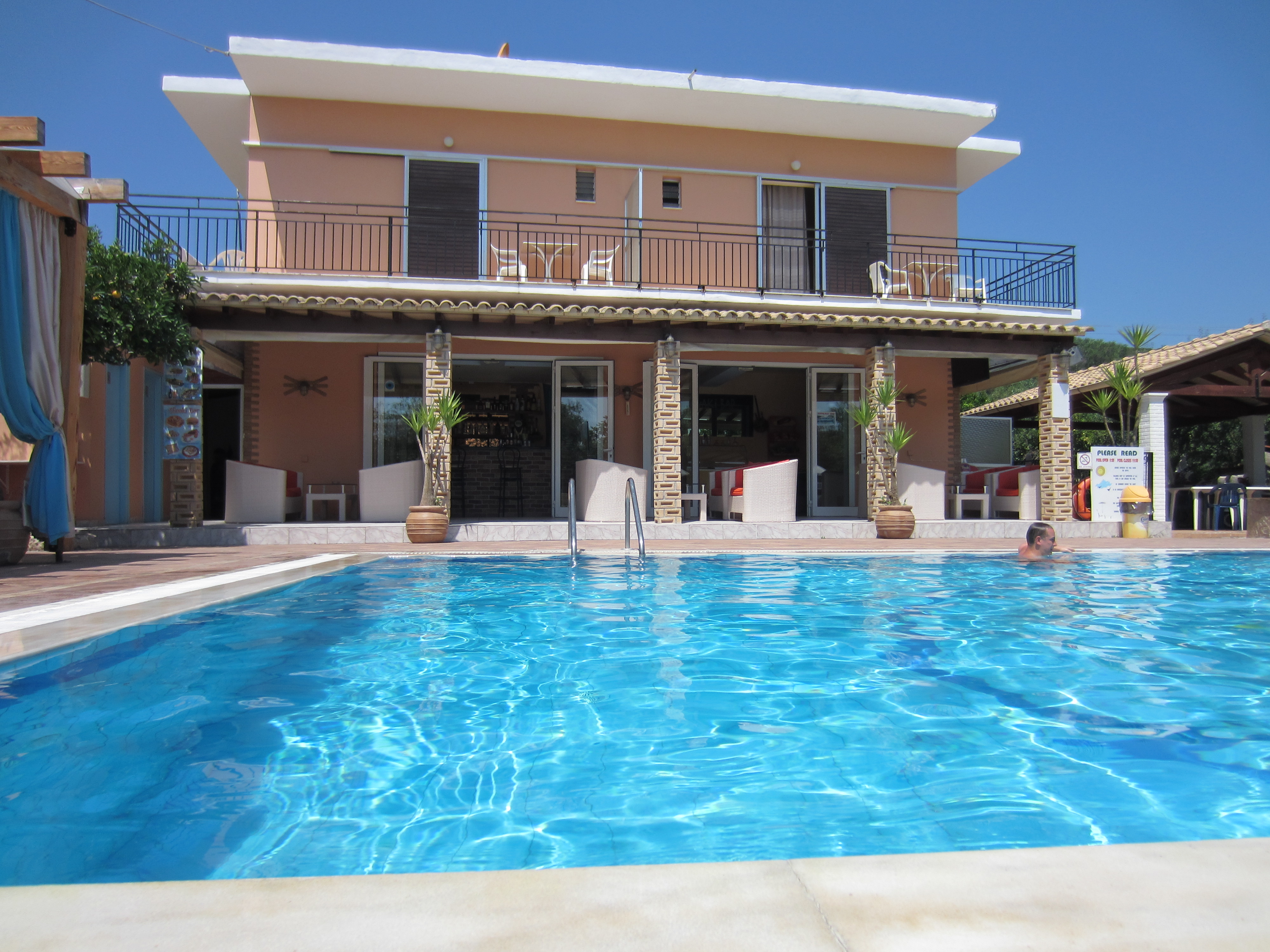 Makis Louvlis Apartments & Studios
