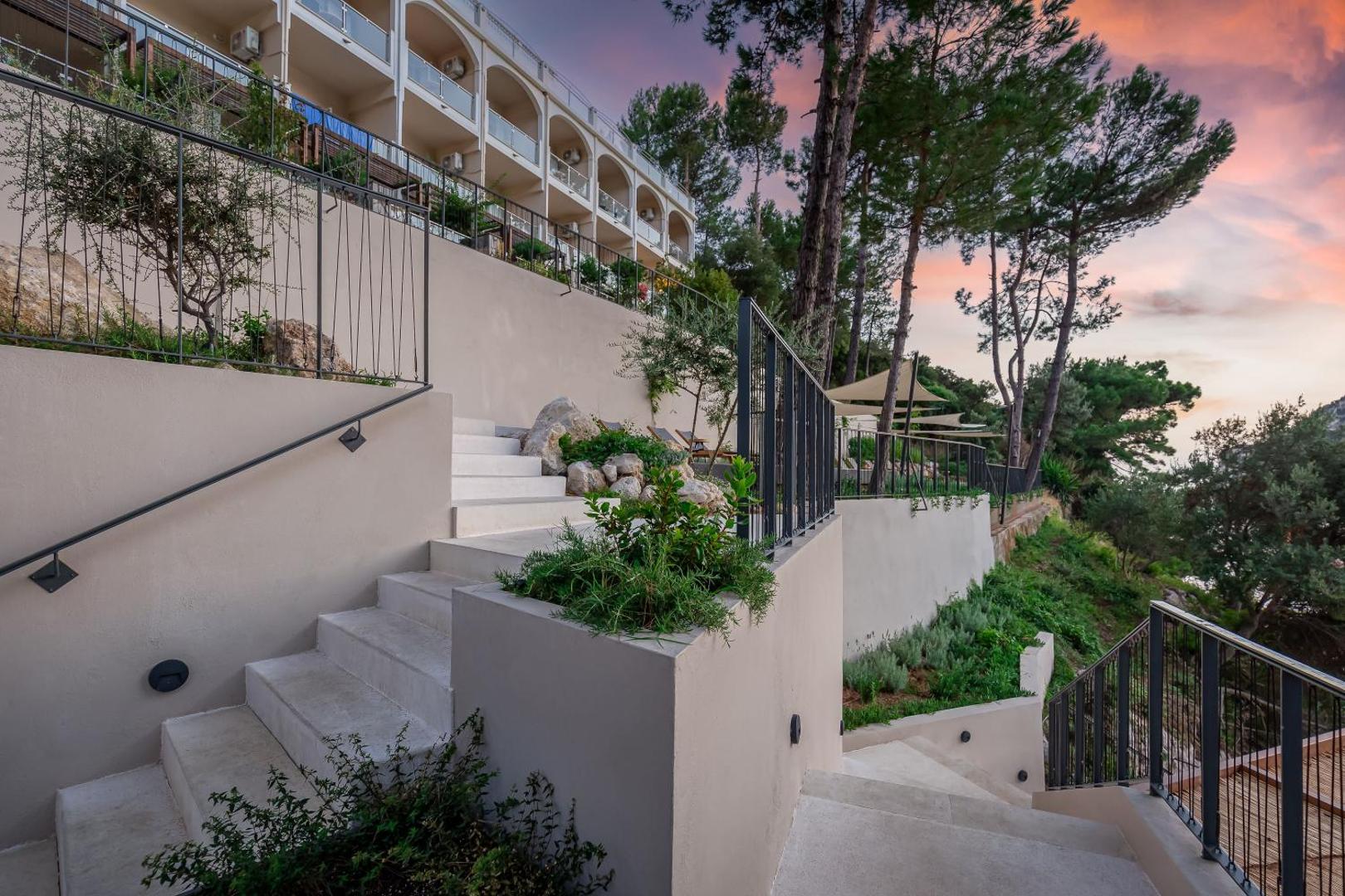 Akrotiri Beach Resort Hotel