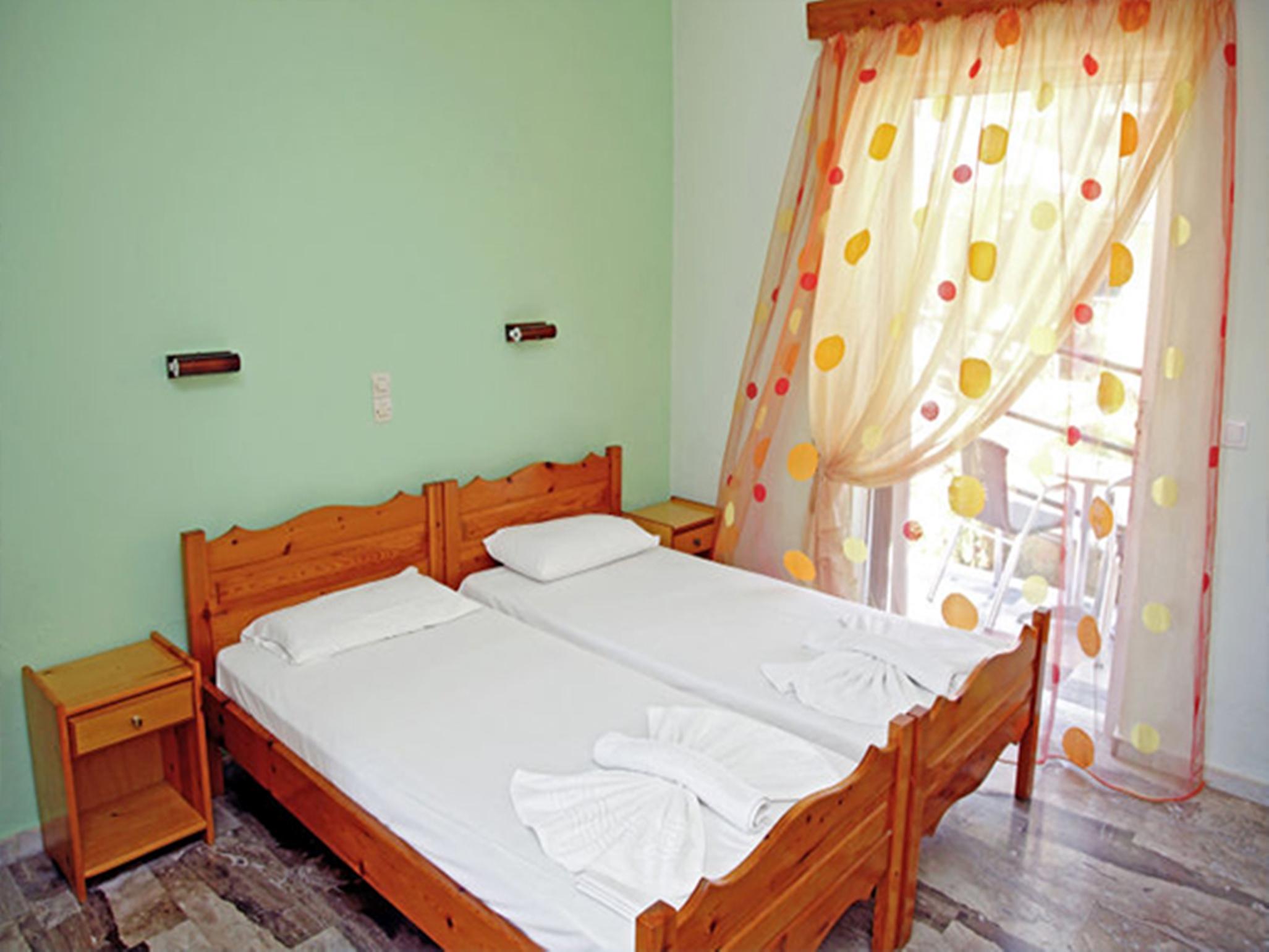 Makis Studios & Apartments