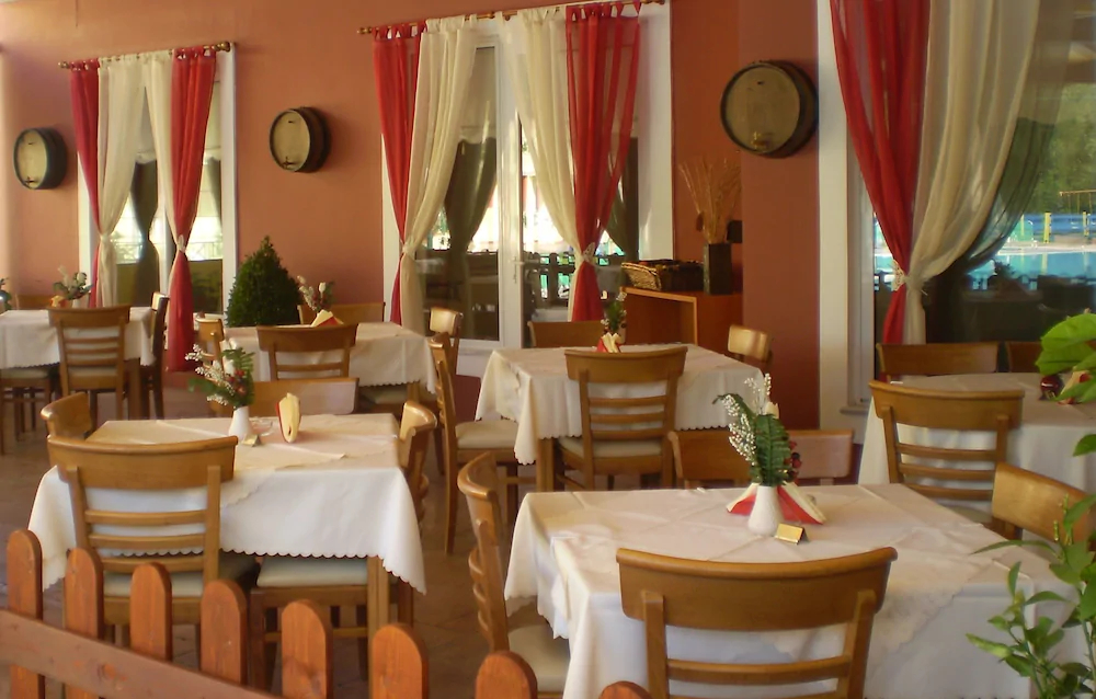 Damia Hotel & Apartments