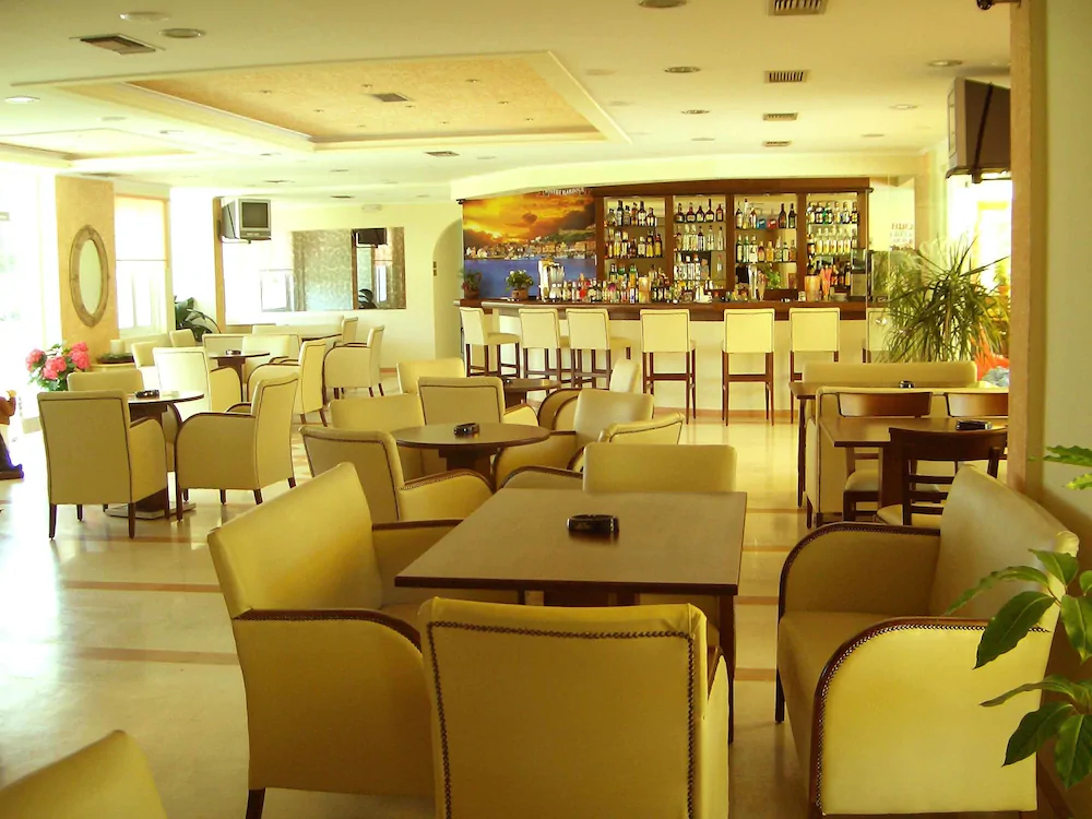Damia Hotel & Apartments
