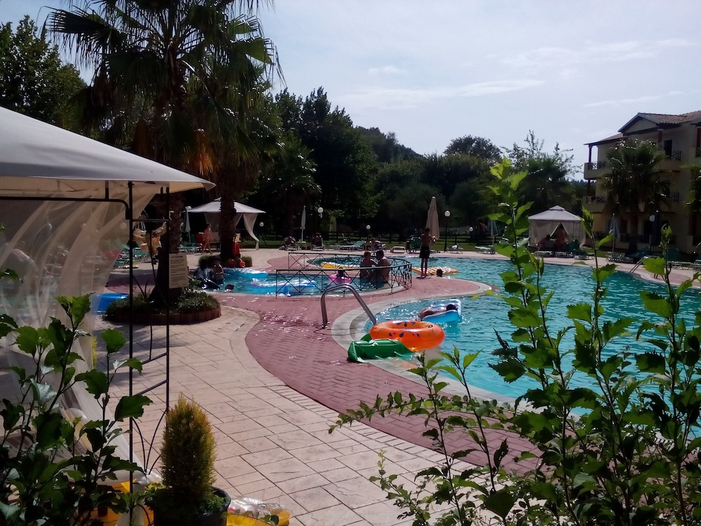 Damia Hotel & Apartments
