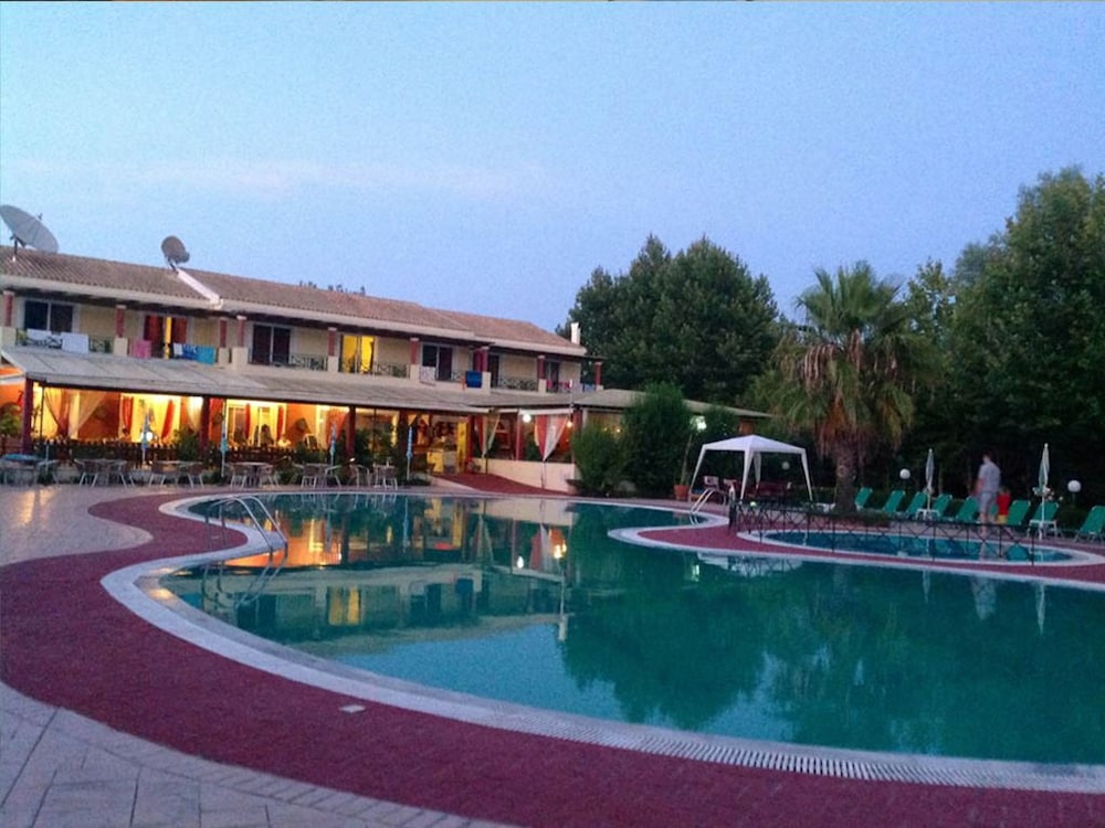Damia Hotel & Apartments