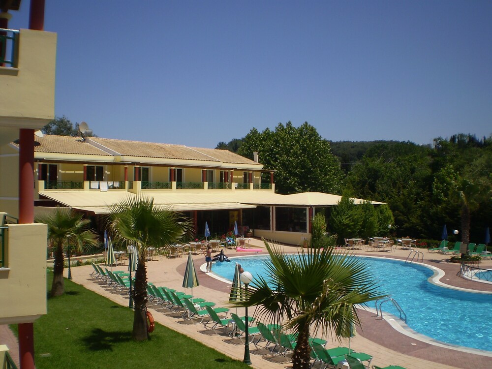 Damia Hotel & Apartments