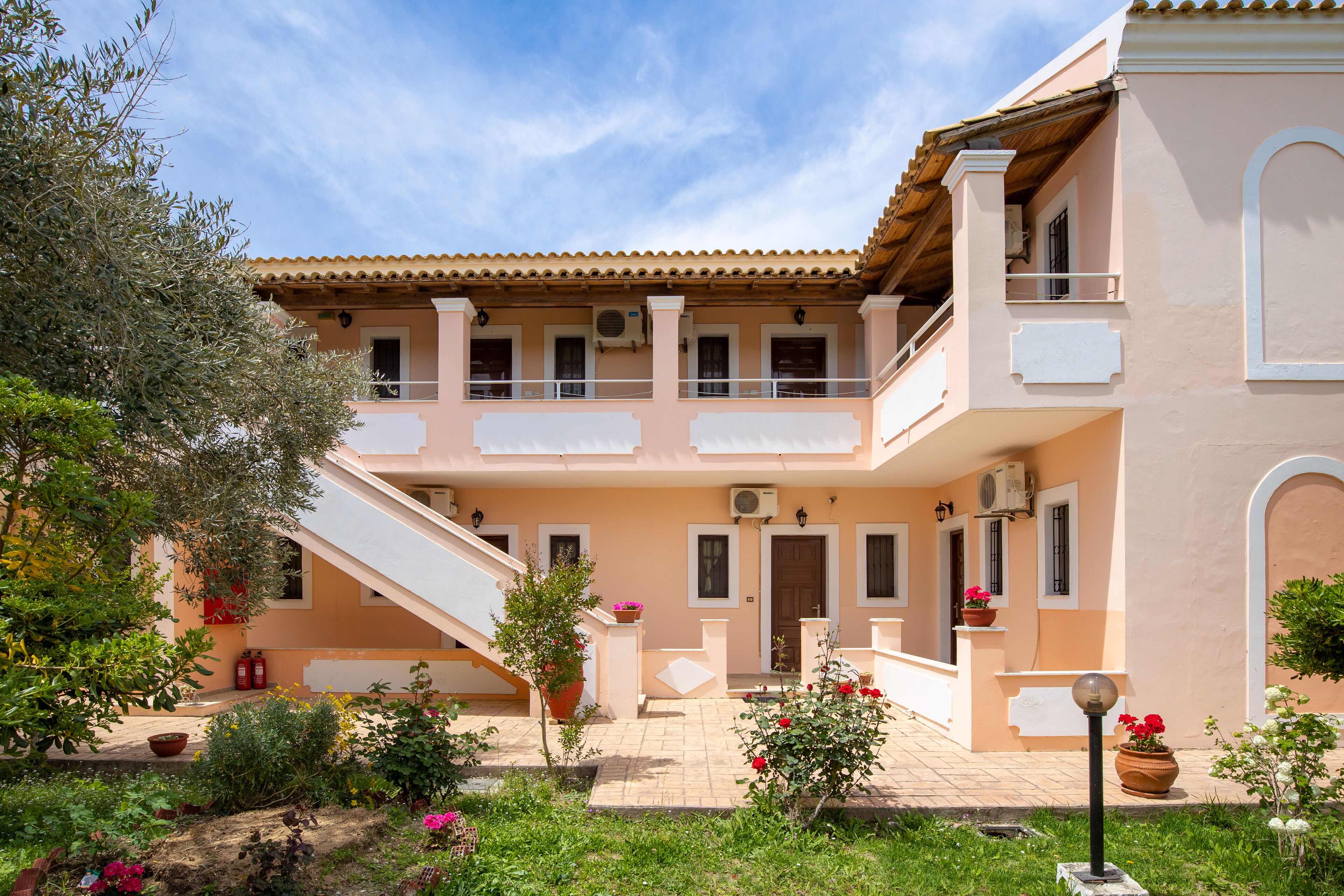 Nikos Pool Apartments - Upper Floor