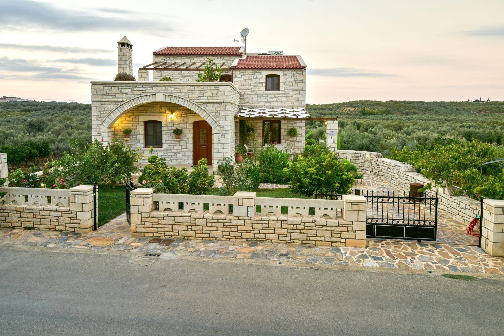 Villa Ahlades