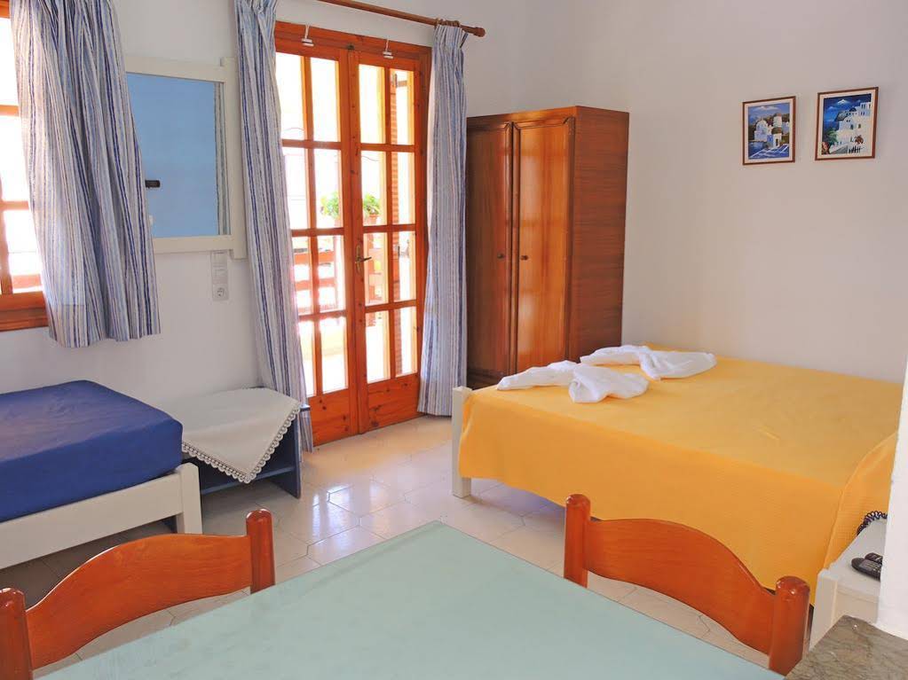 Zorbas Studios & Apartments