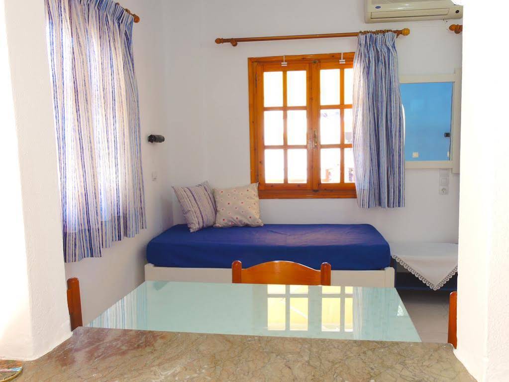 Zorbas Studios & Apartments