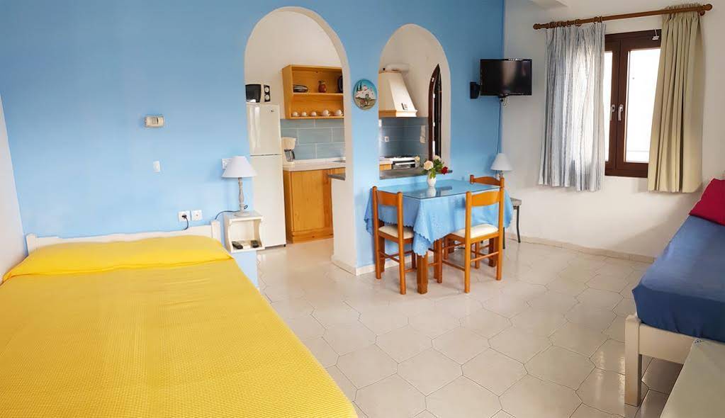 Zorbas Studios & Apartments