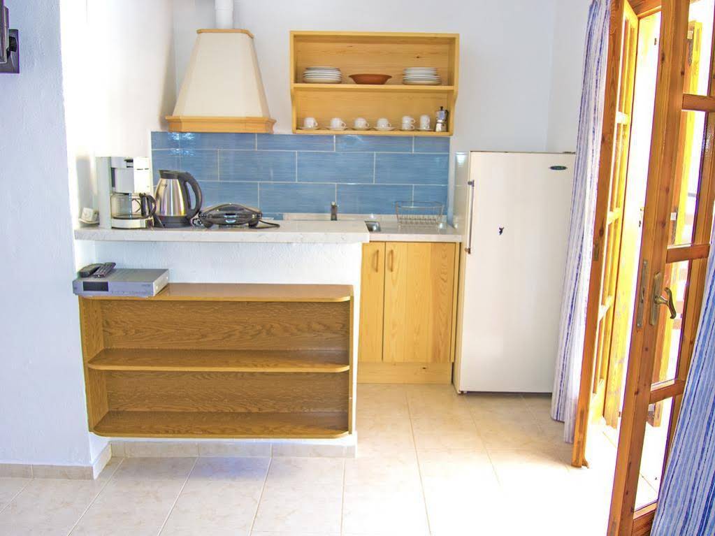 Zorbas Studios & Apartments